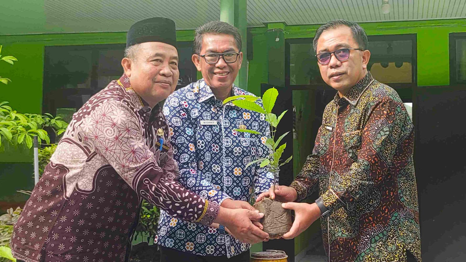 MTsN 1 Tanggamus dan Kemenag Tanggamus Tanam Pohon Matoa dalam Peringatan Hari Bumi ke-55
