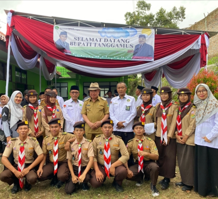 Partisipasi Anggota Pramuka MAN 1 Tanggamus dalam Rangka Program Penanaman Satu Juta Pohon di kantor Kementrian Agama Kabupaten Tanggamus