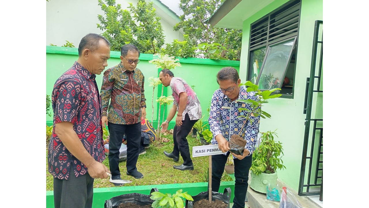 Semarakkan Hijau Sekolah, Kepala Kemenag Tanggamus Tanam Pohon Matoa di Tiga Madrasah