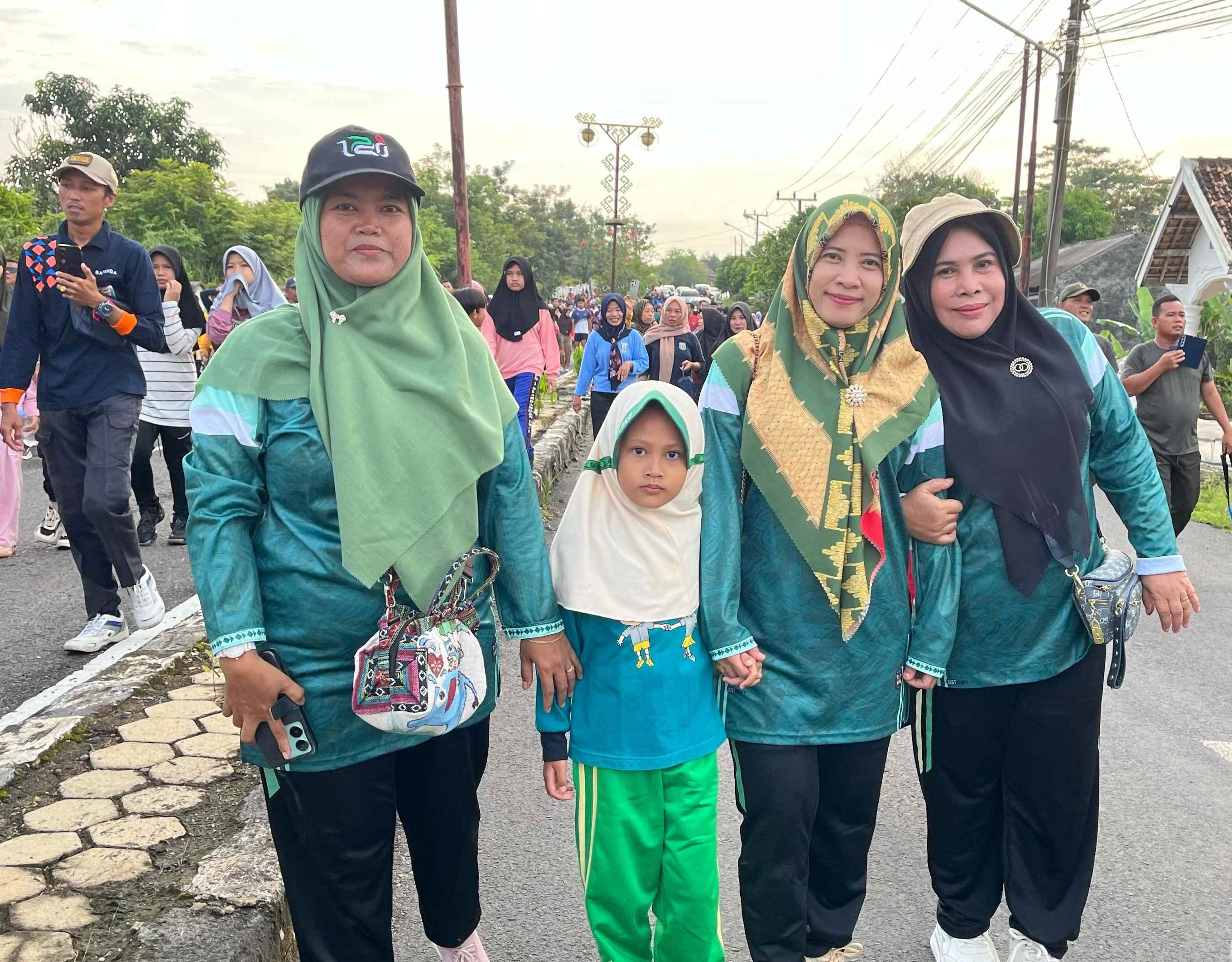 Ketua DWP Kemenag Way Kanan Ikuti Jalan Sehat dan Bazar UMKM dalam Peringatan Hari Jadi Kabupaten Way Kanan ke-26