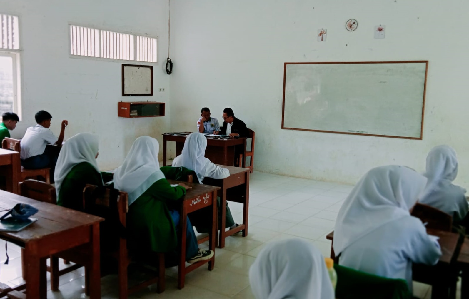 Evaluasi Formatif melalui Penilaian Tengah Semester Genap: Studi Pelaksanaan Hari Pertama di MAN 1 Way Kanan untuk Kelas X dan XI