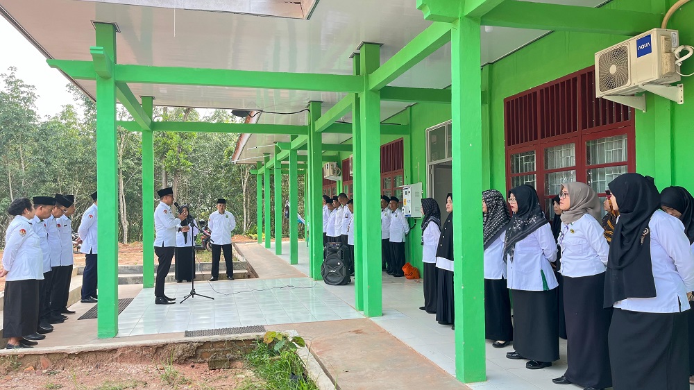 Kepala MTsN 2 Way Kanan Ajak Sinergi Pembangunan pada Apel HUT ke-26 Kabupaten Way Kanan di Kantor Kemenag