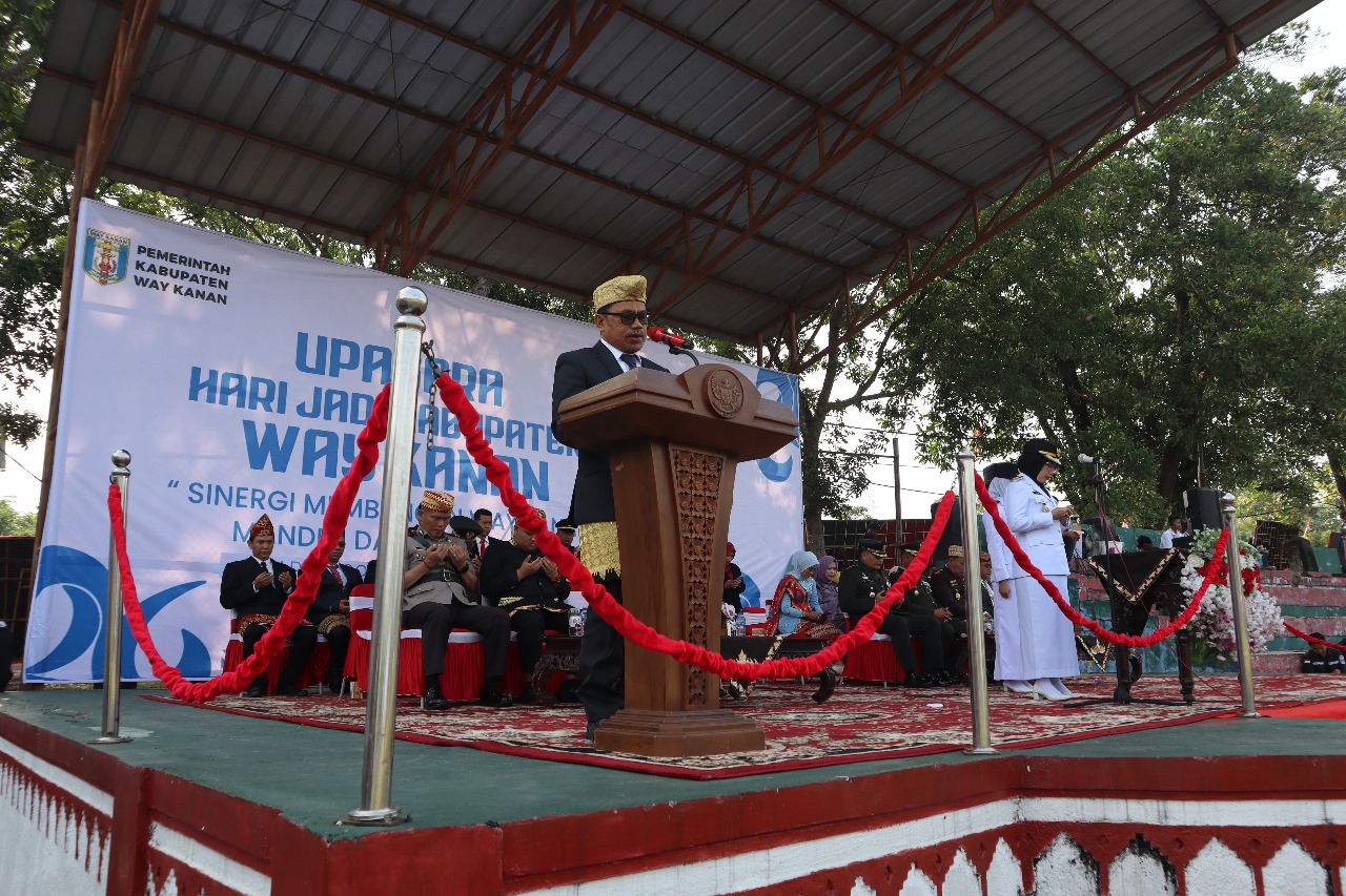 Kepala Kemenag Way Kanan Pimpin Doa pada Upacara Peringatan Hari Jadi ke-26 Kabupaten Way Kanan