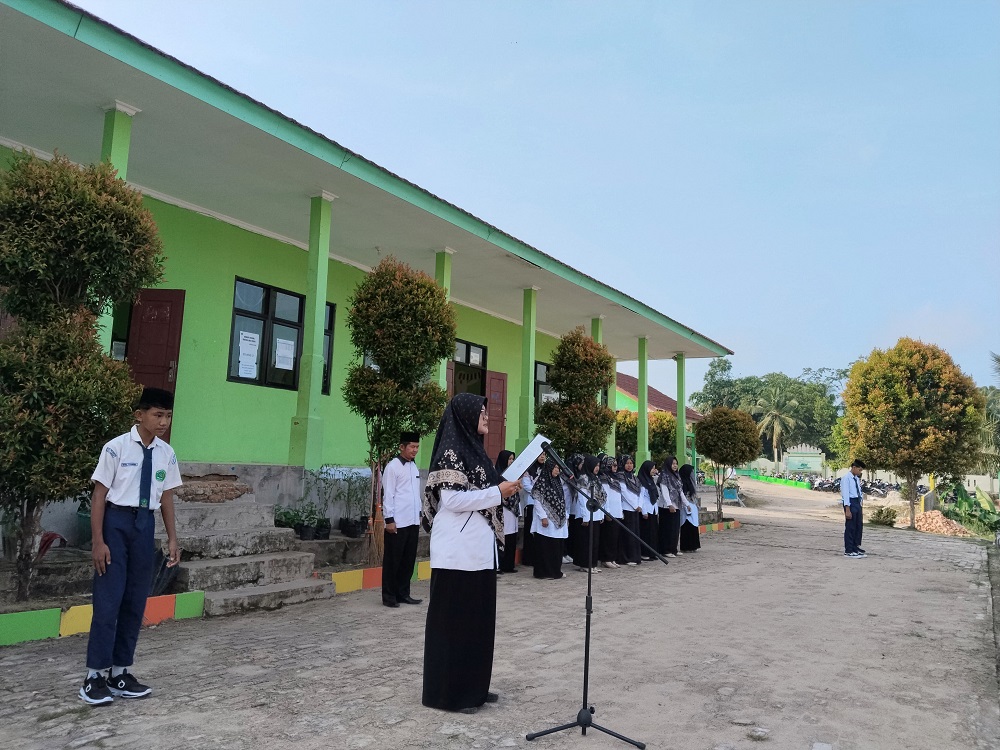 Ida Sumarni, Guru Matematika MTsN 2 Way Kanan, Sampaikan Pentingnya Kedisiplinan Saat Menjadi Pembina Upacara
