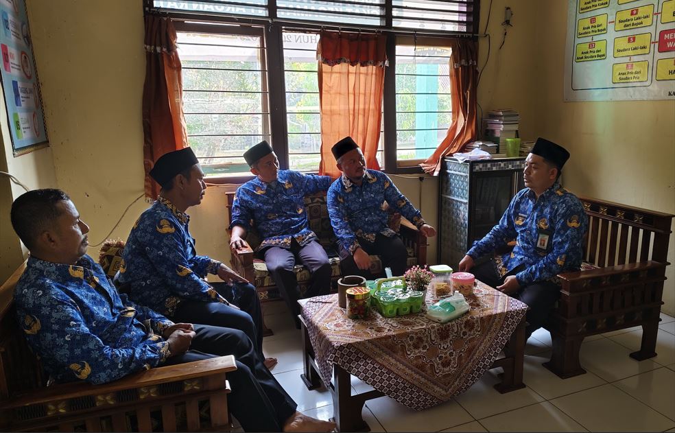 Sinergitas KUA dan Madrasah: Kepala KUA Pakuan Ratu Terima Kunjungan Waka Kurikulum MTsN 2 Way Kanan