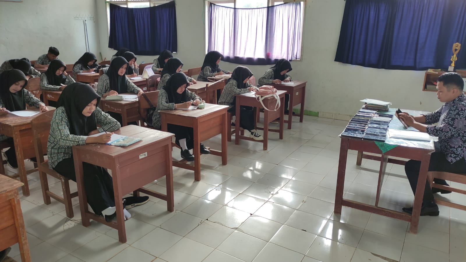 Penguatan Kompetensi Kognitif Siswa melalui Penilaian Terstruktur: Hari Ketiga PTS di MAN 1 Way Kanan