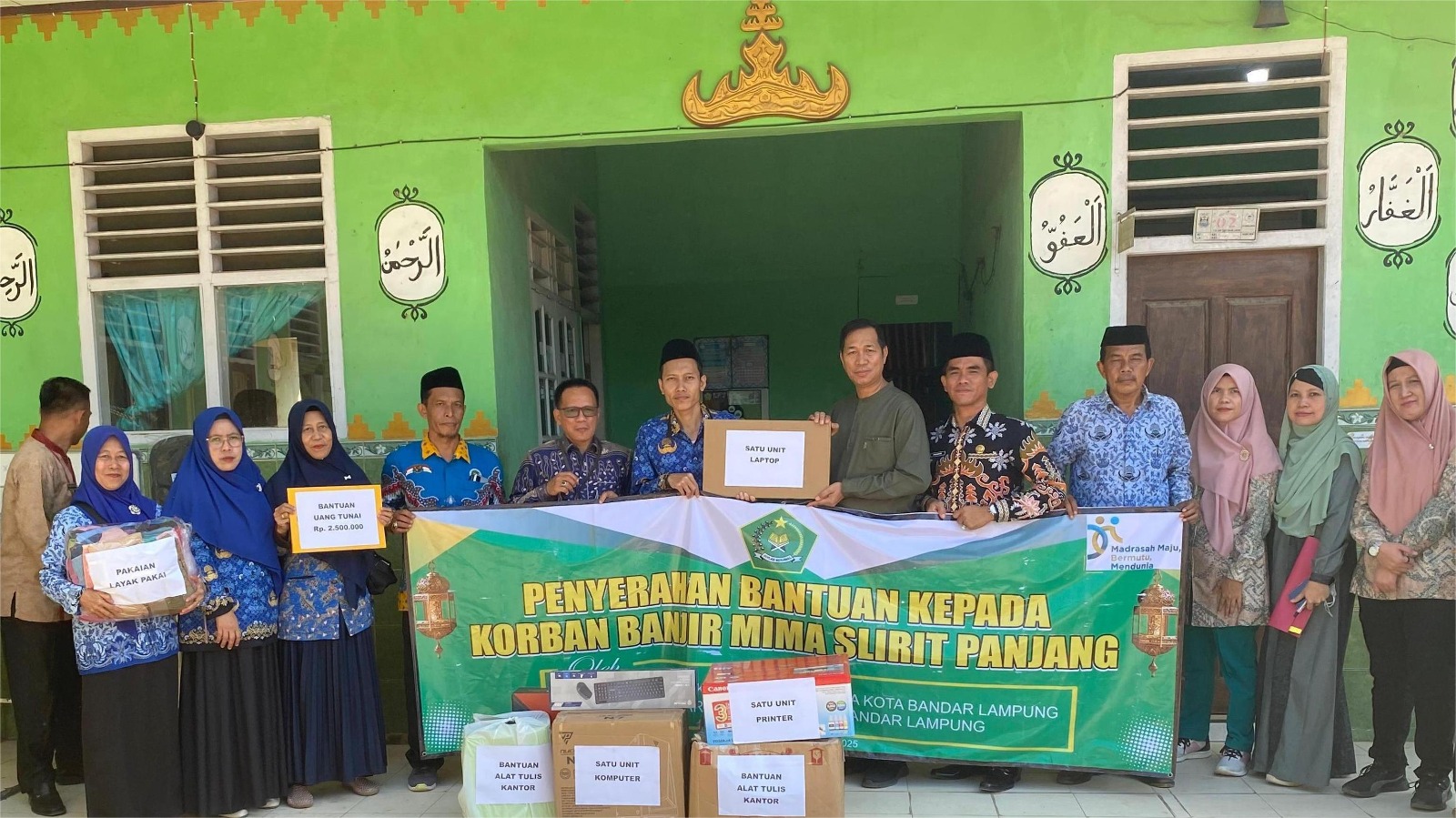 Memaknai Hari Pendidikan Nasional, Kemenag Bandar Lampung Salurkan Santunan untuk Madrasah Terdampak Banjir
