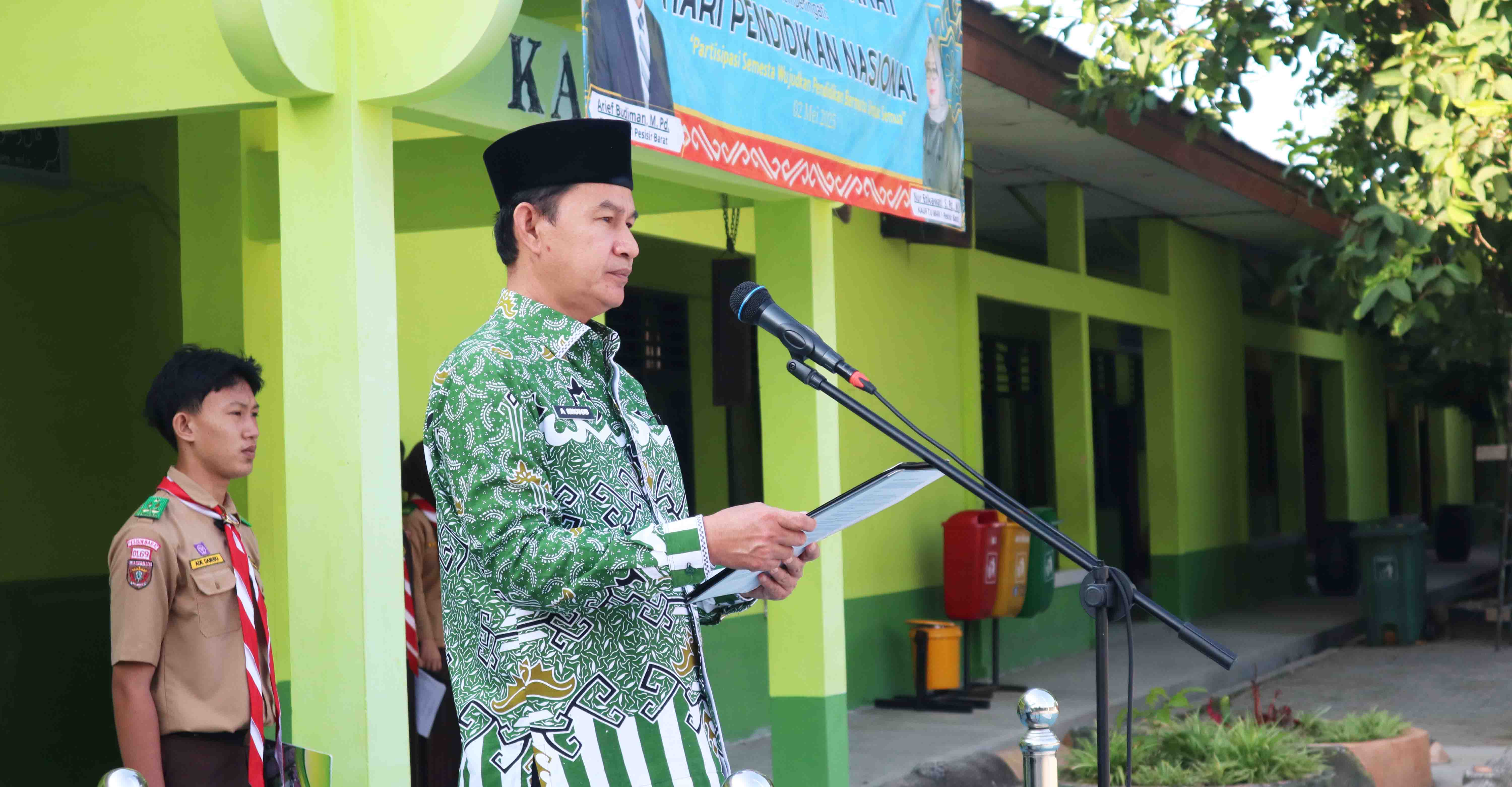 Peringatan Hari Pendidikan Nasional Kasi Pendis Kemenag Pesisir Barat Bacakan Naskah Pidato Tertulis Menteri Mendikdasmen RI