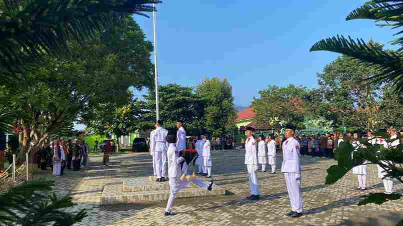 Semangat  Hardiknas  2025: Civitas MAN 1 Lampung Barat Mengikuti Upacara di Lapangan MTsN 1 Lampung Barat