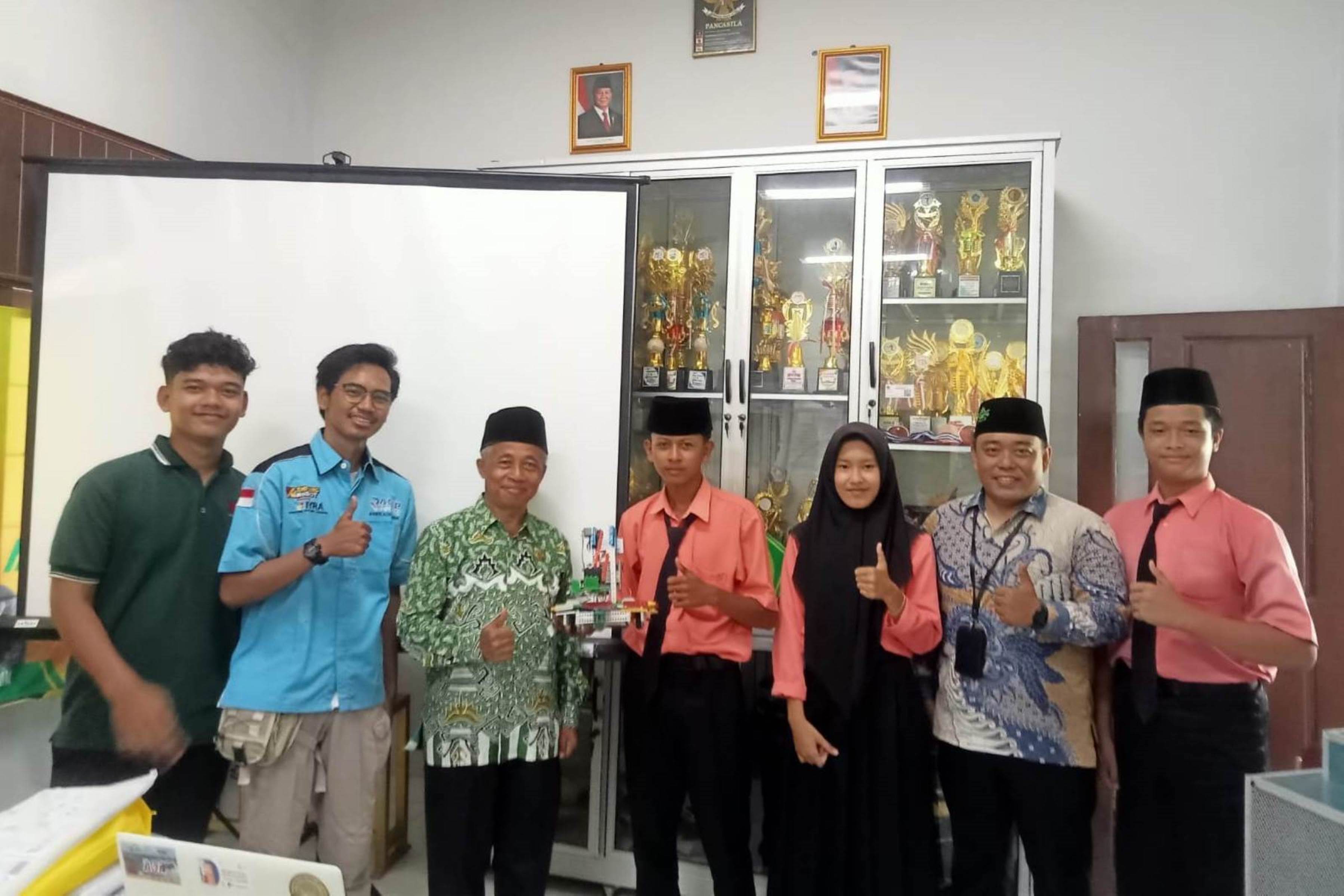 Tiga Siswa MTsN 2 Way Kanan Ikuti Sosialisasi Robotik di MAN 1 Tubaba