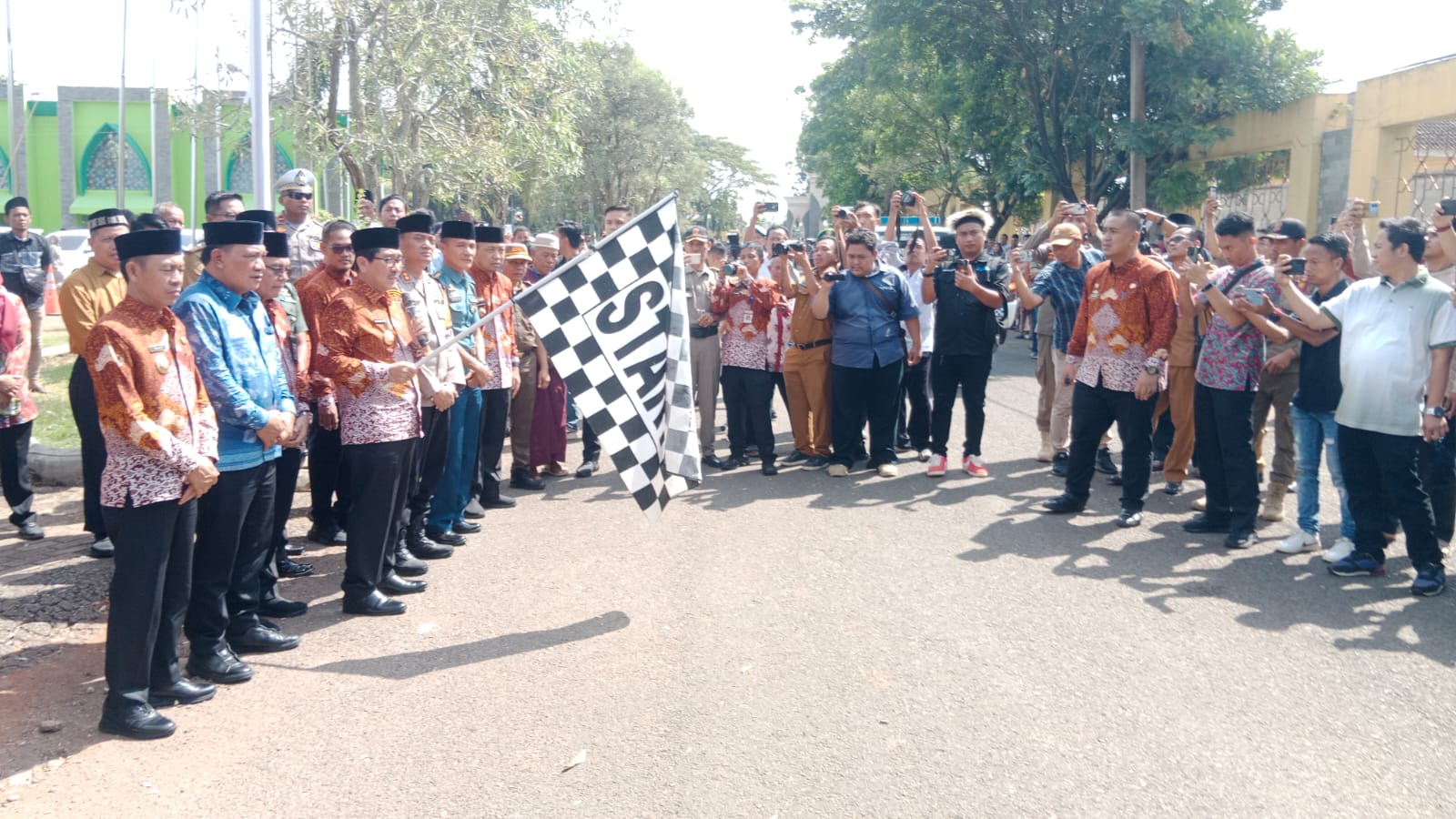 Bupati Lampung Utara Lepas 387 Calon Jamaah Haji, “Tunaikan Ibadah Dengan Ikhlas dan Khusuk”