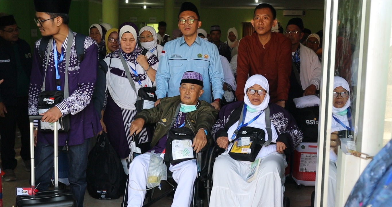 Ka KanKemenag Kota Bandar Lampung Lepas Keberangkatan Kloter 12 JKG Menuju Tanah Suci