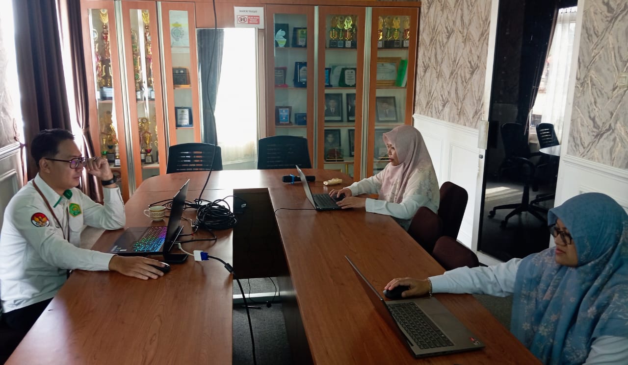 Tim SDM Bersama Tim Keuangan Kantor Kemenag Pesawaran Laksanakan Rapat Persiapan Rekonsiliasi Basis Data Pegawai