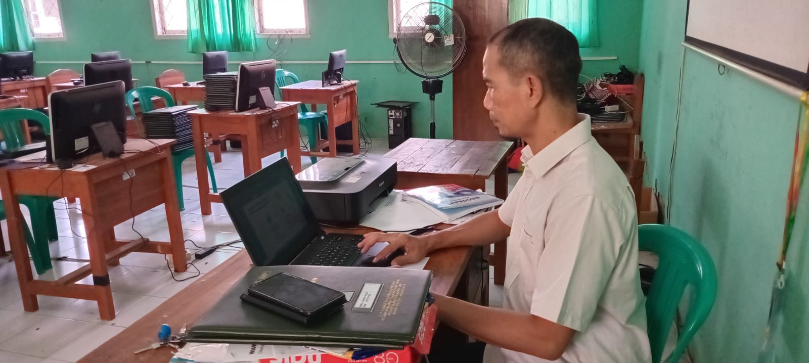 Peningkatan Literasi dan Keterampilan Menulis Digital melalui Partisipasi MAN 1 Way Kanan dalam Webinar Nasional AGERLIP