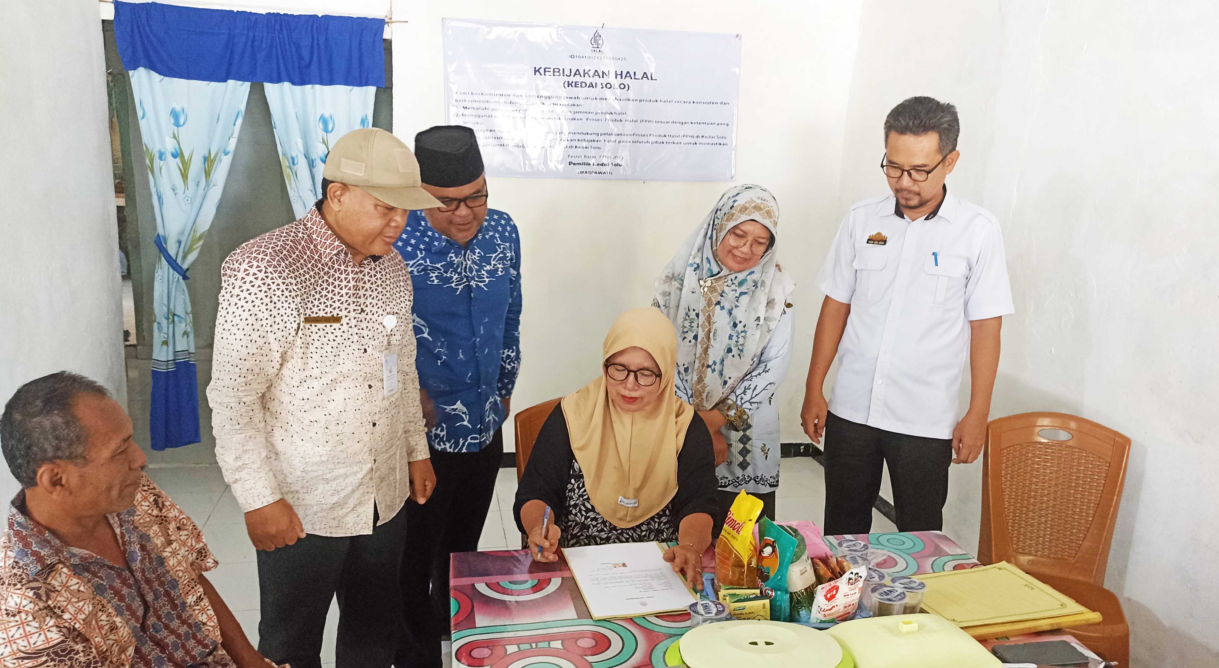Kasubbag TU Kemenag Pesisir Barat Serahkan Sertifikat Halal untuk Pelaku UMK di Pesisir Barat