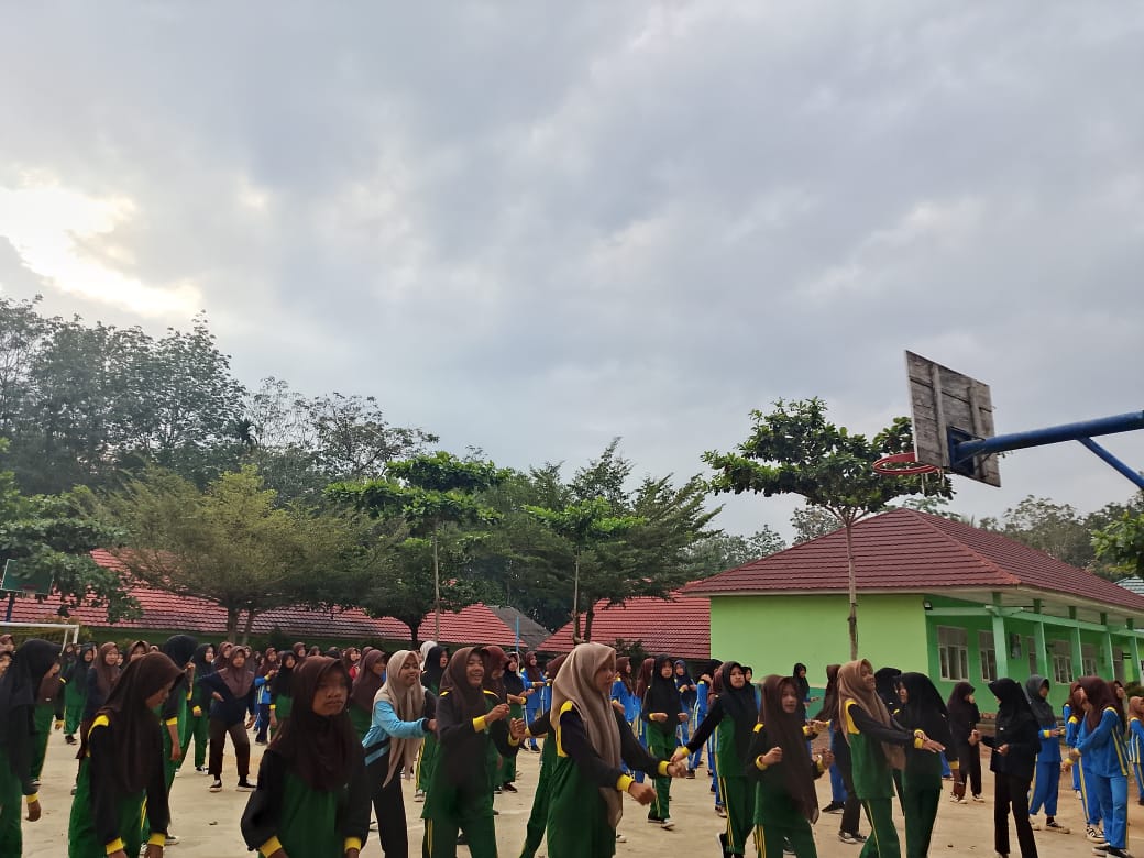 Wujudkan Siswa Sehat, MTsN 1 Way Kanan Gelar Senam pagi di Madrasah