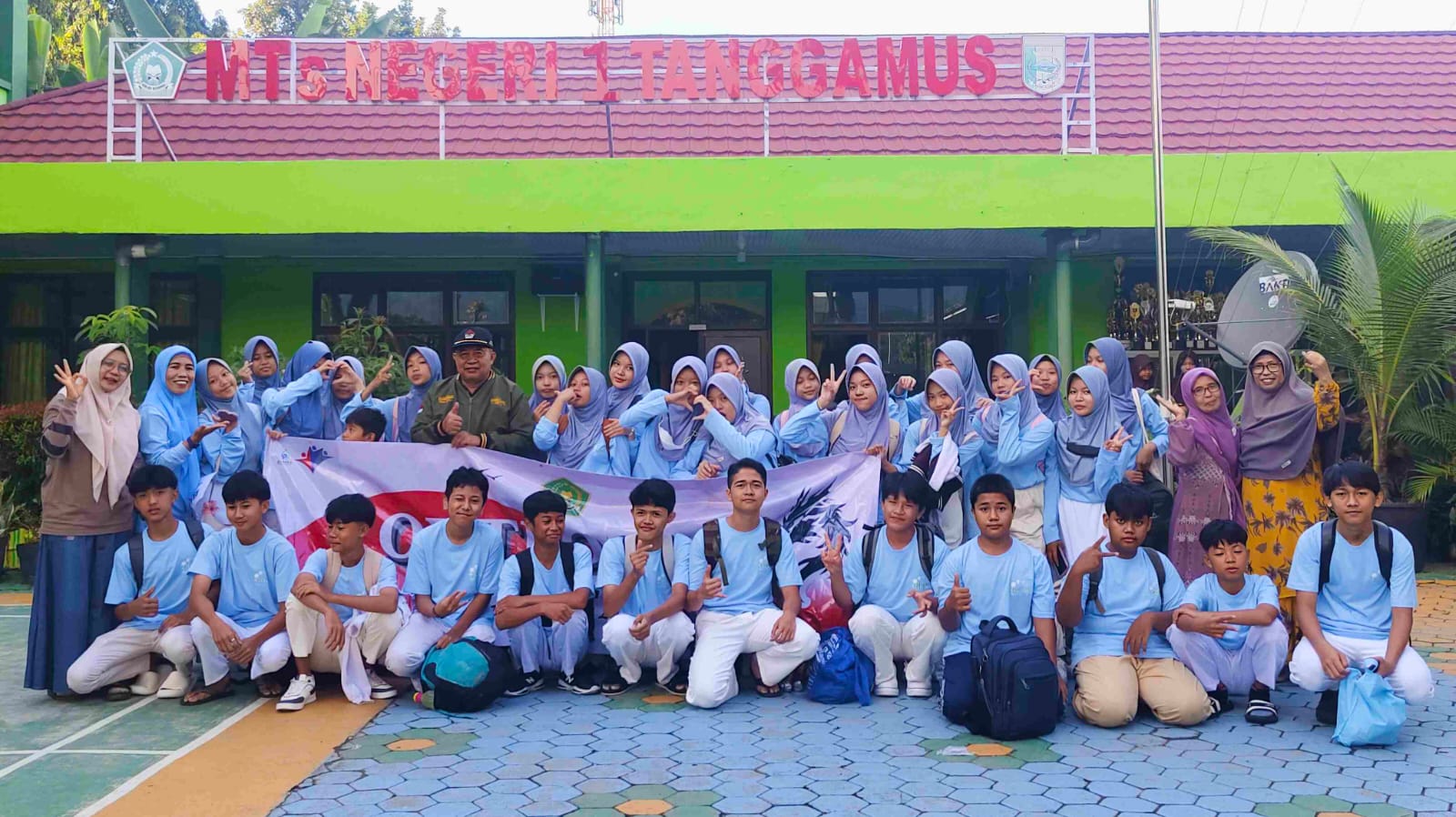 MTsN 1 Tanggamus Gelar Outbound Seru di Dragon Waterpark: Latih Kepemimpinan dan Kekompakan Siswa