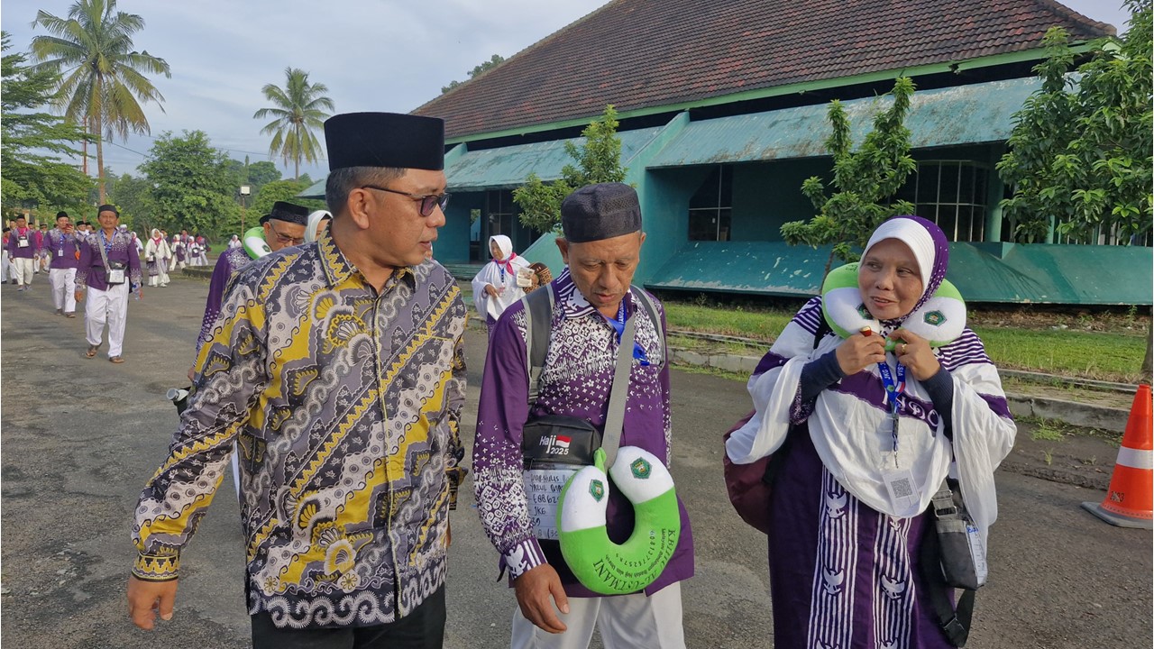 Penuh Semangat, Kepala Kemenag Tanggamus Dampingi Jamaah Haji Kloter 39 JKG ke Asrama Rajabasa