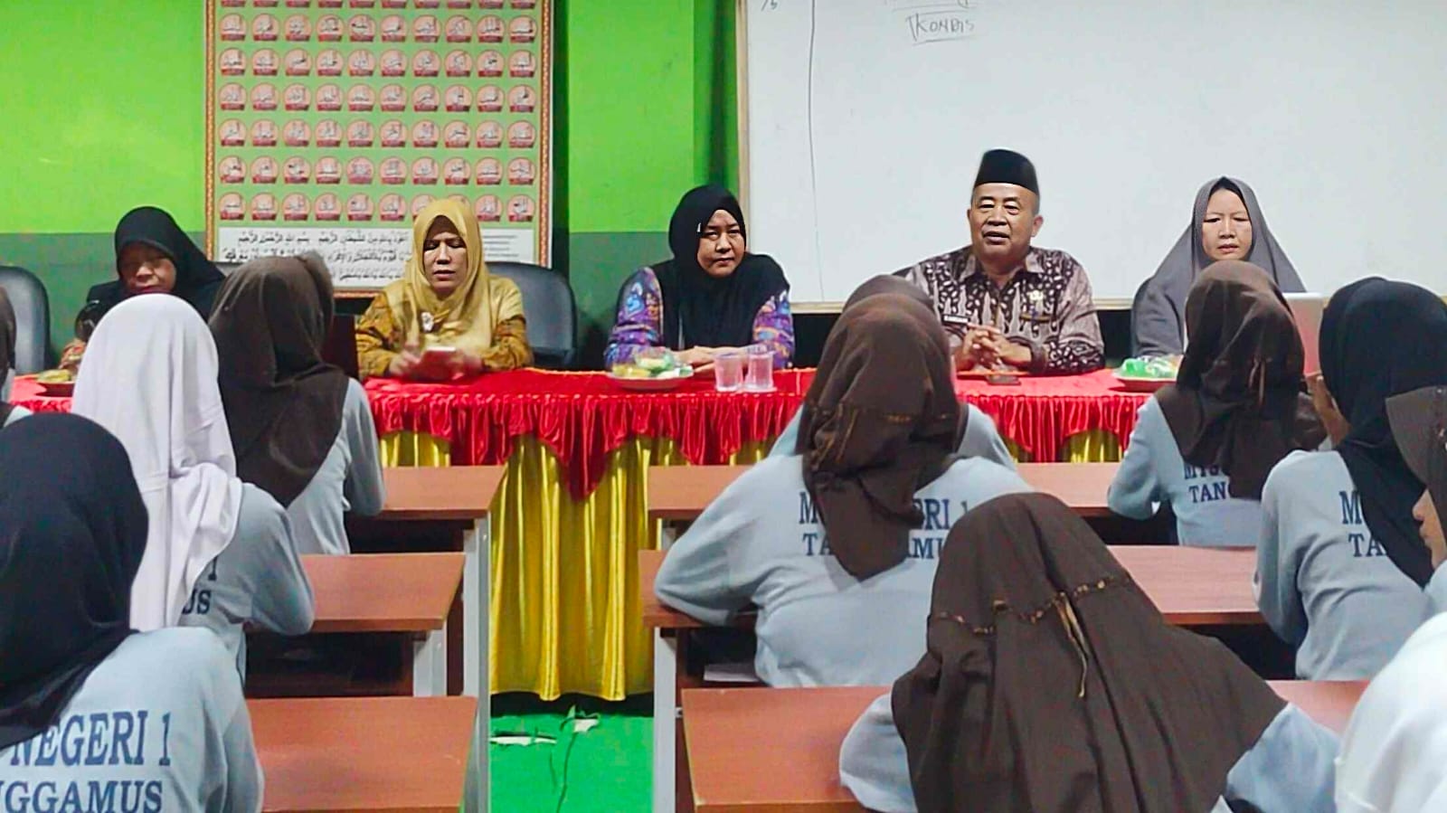 Bukan Lagi Rahasia, MTsN 1 Tanggamus Ajak Remaja Putri Bicara Terbuka soal Kesehatan Reproduksi dengan Cara Asyik dan Edukatif