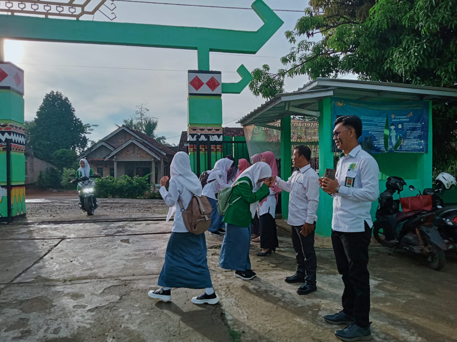 Pendekatan Humanistik dalam Pendidikan: Analisis Kegiatan Penyambutan Siswa di MAN 1 Way Kanan