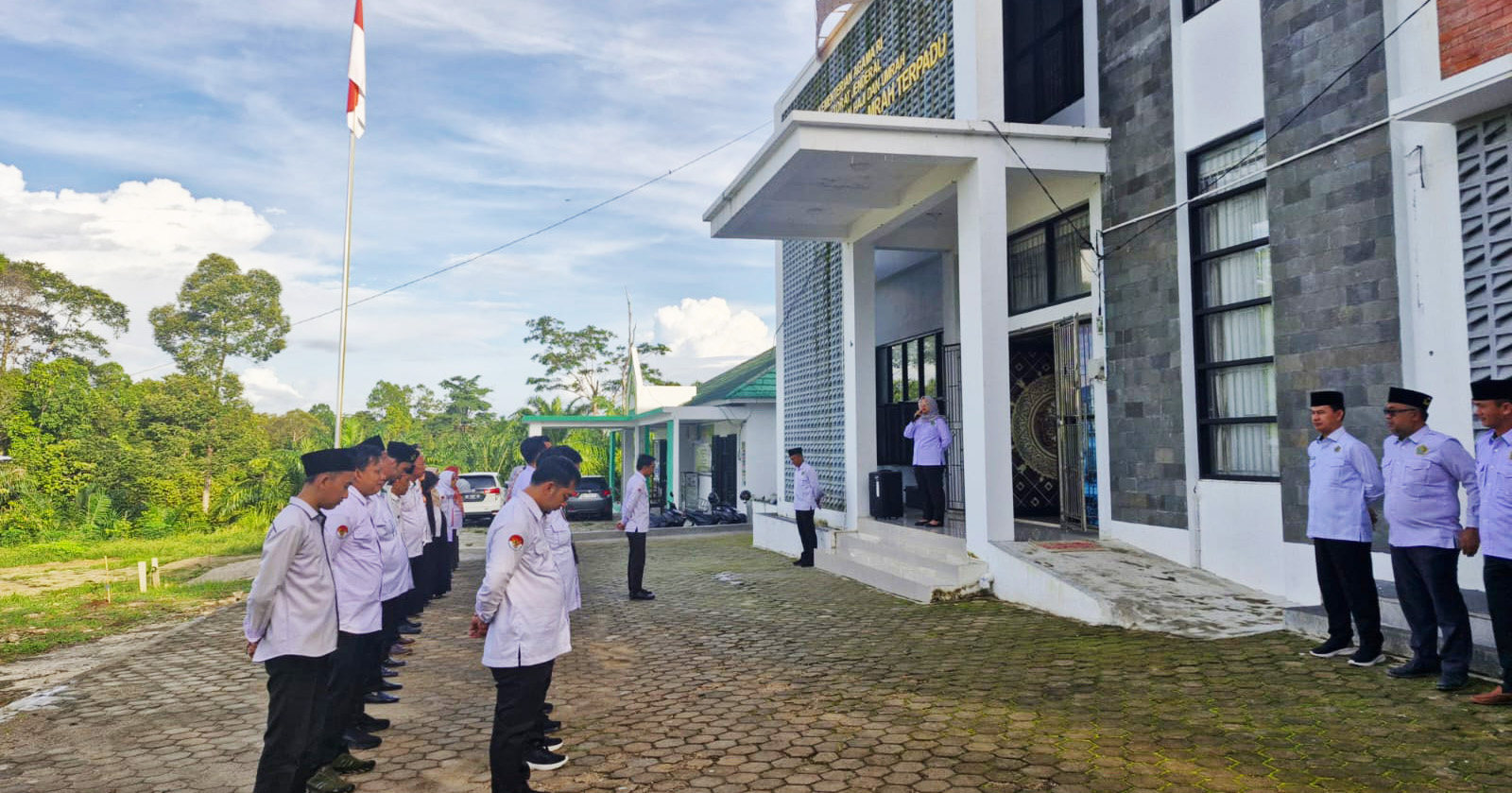 Apel Rutin Kantor Kementerian Agama Pesisir Barat: Persiapan Keberangkatan Jamaah Haji dan Pengingat Penanaman Pohon PPPK