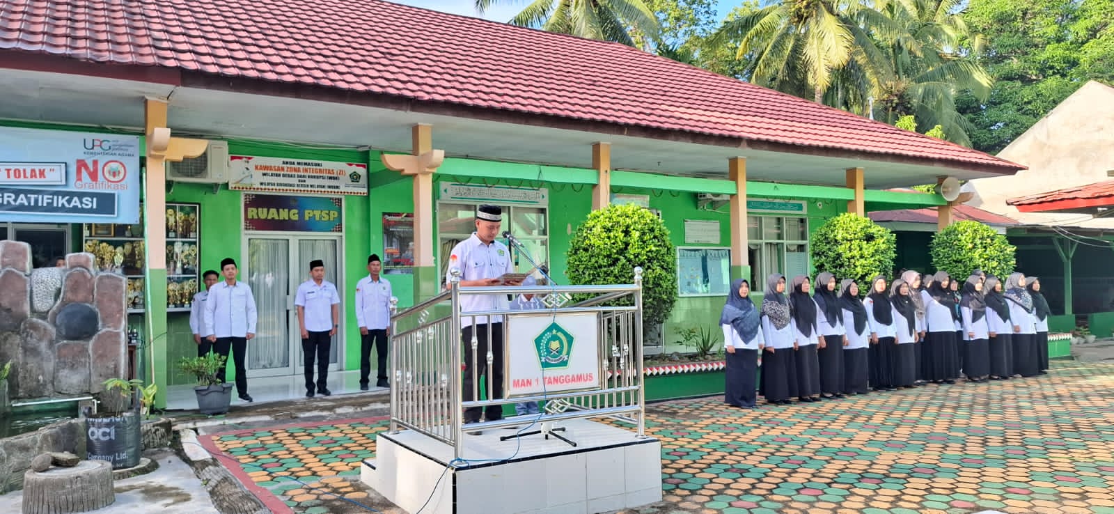 Pembina Upacara MAN 1 Tanggamus Tekankan Pentingnya Nilai Diri bagi Peserta Didik