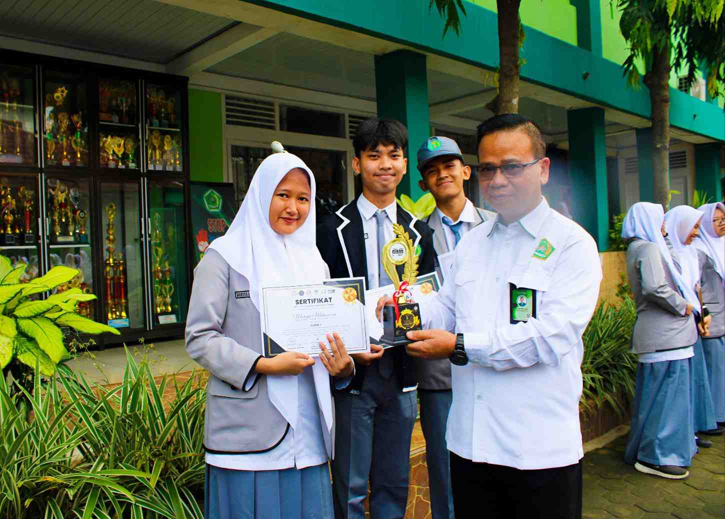 Perdana, MAN 1 Metro Juara 1 Lomba Video Kreatif Nasional