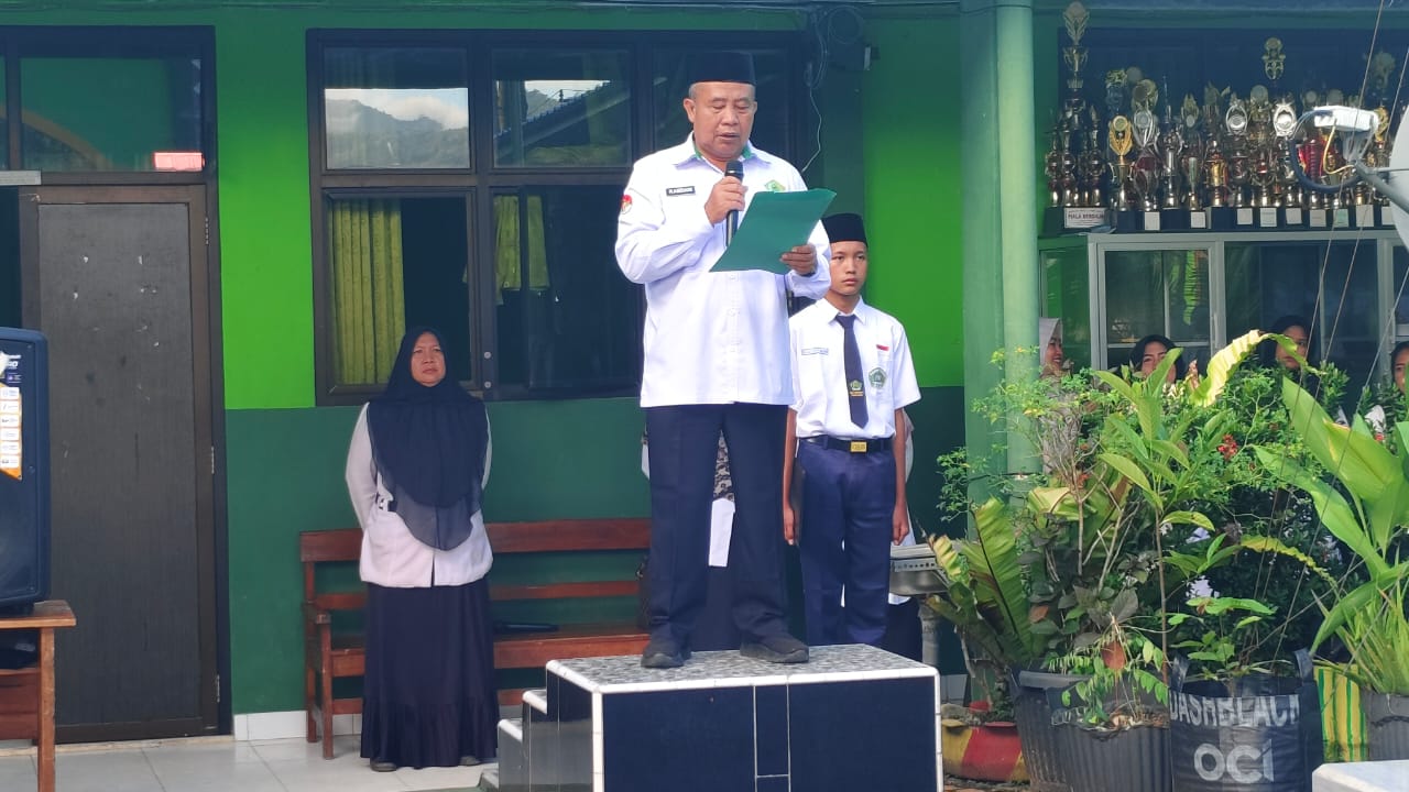 Upacara Hari Kebangkitan Nasional 2025 di MTsN 1 Tanggamus: Membangun Bangsa dengan Semangat Bersahaja dan Berkelanjutan