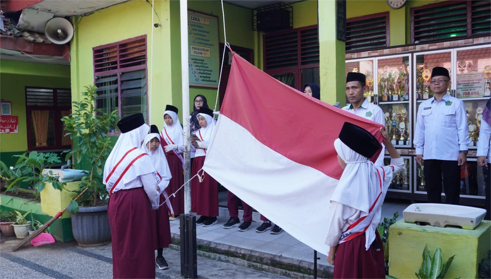 MIN 1 Bandar Lampung Gelar Upacara Hari Kebangkitan Nasional Ke 177 Tahun 2025 : Bangkit Bersama Wujudkan Indonesia Kuat.