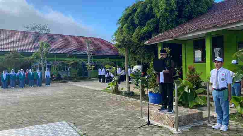 Semangat “Bangkit Bersama” Warnai Upacara Hari Kebangkitan Nasional ke-117 di Lapangan MAN 1 Lampung Barat