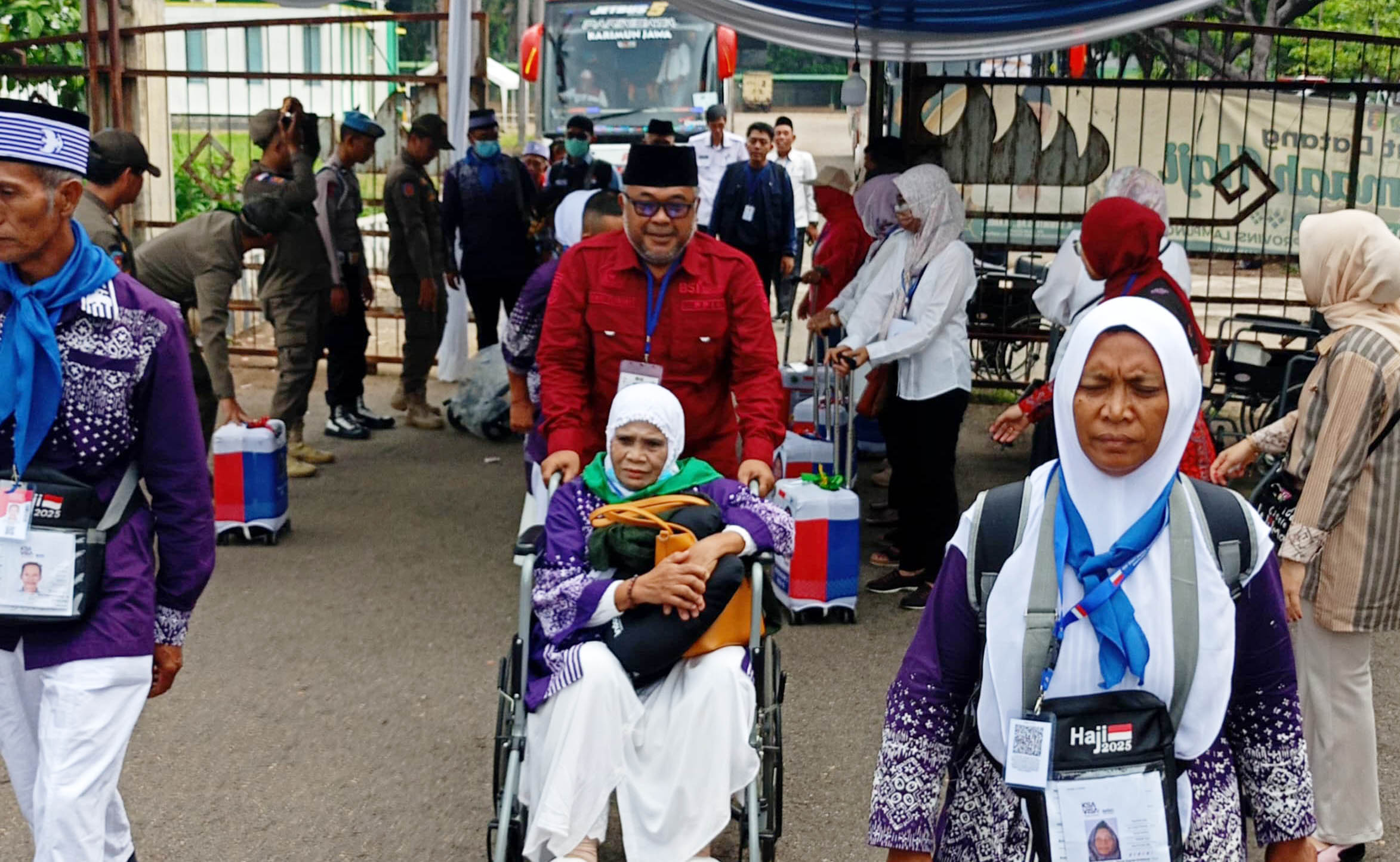 Kasubbag TU Kemenag Pesisir Barat Sambut 55 Jamaah Haji di Asrama Haji Bandar Lampung