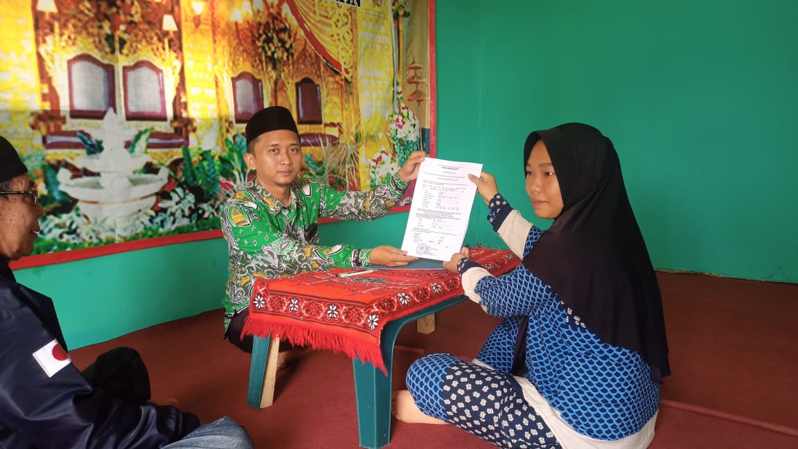 Seorang Warga Kampung Way Tawar Menyatakan Ikrar Masuk Islam di KUA Kecamatan Pakuan Ratu
