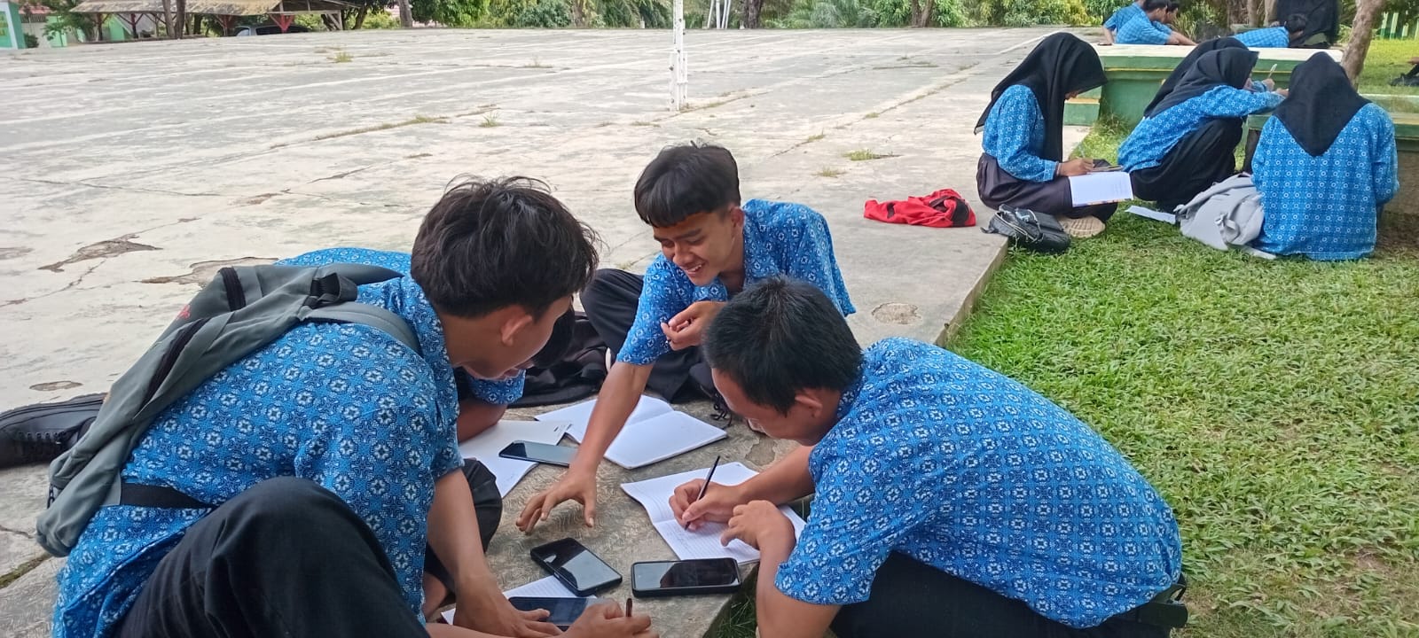 Strategi Inovatif Pembelajaran Berbasis Alam di MAN 1 Way Kanan: Studi Kasus Belajar di Bawah Pohon