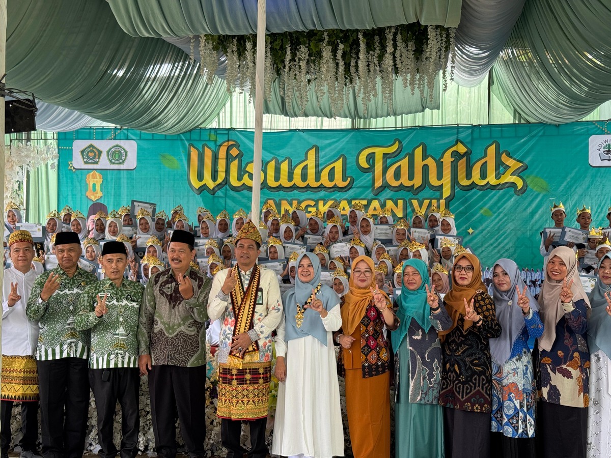 Hadiri Wisuda Tahfidz, M. Sakban Sebut Al Qur’an Sebagai Bekal Bagi Siswa Madrasah