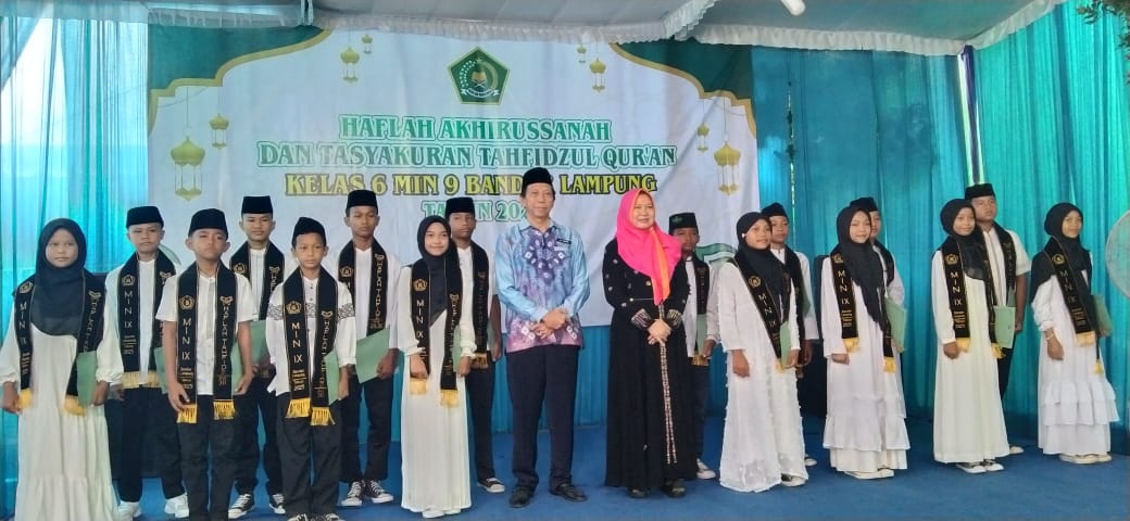 Haflah Akhirussanah dan Tasyakuran Tahfidzul Qur’an Kelas VI MIN 9 Bandar Lampung Berlangsung Meriah
