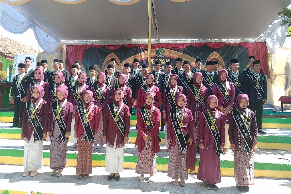 Membasuh Kaki Orang Tua, Simbol Cinta di Pelepasan Siswa MTsN 2 Kampus 2