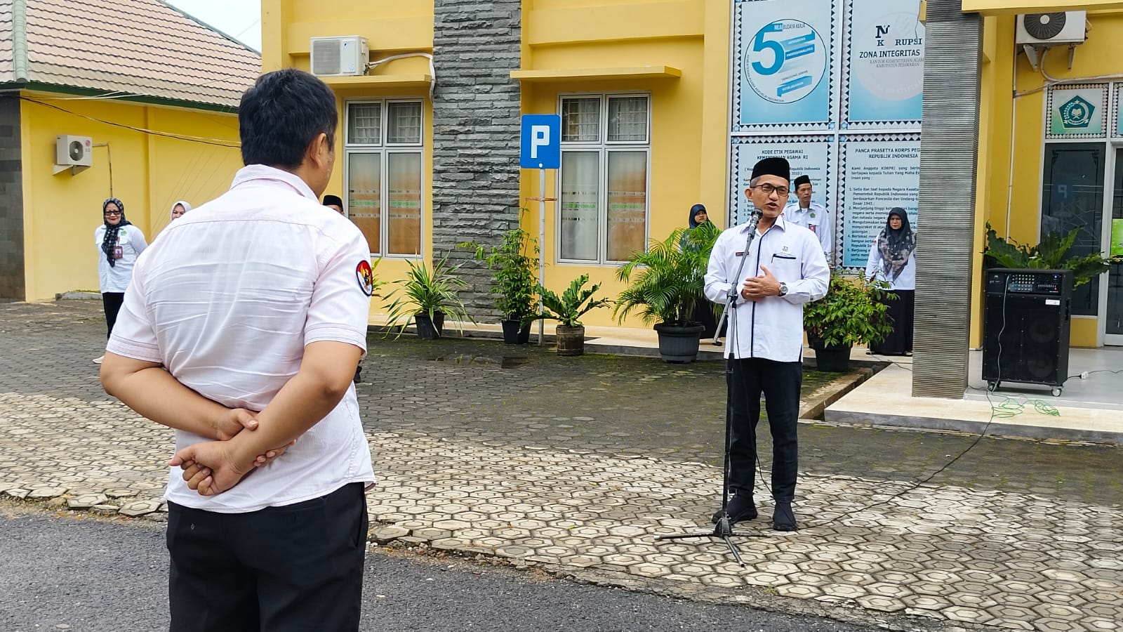 Plt. Kasubbag TU Pimpin Apel Senin, Sampaikan Sejumlah Agenda Penting