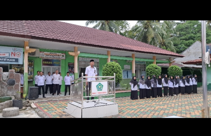 Kepala MAN 1 Tanggamus Pimpin Apel Pembukaan PAT Semester Genap T.P 2024/2025