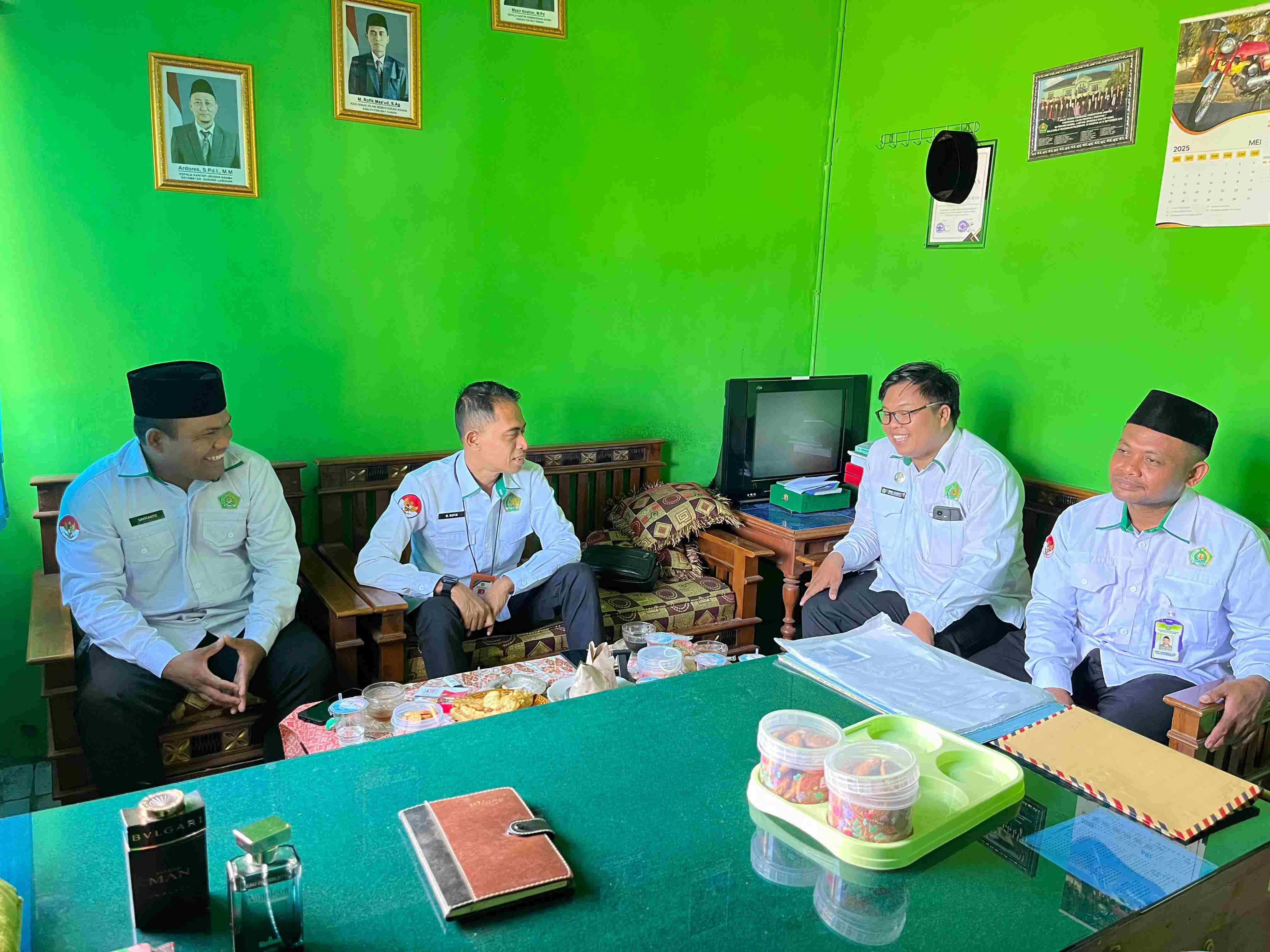 Kasi Bimas Islam Kemenag Way Kanan M. Rofik Mas'ud Pantau PNBP di KUA Gunung Labuhan