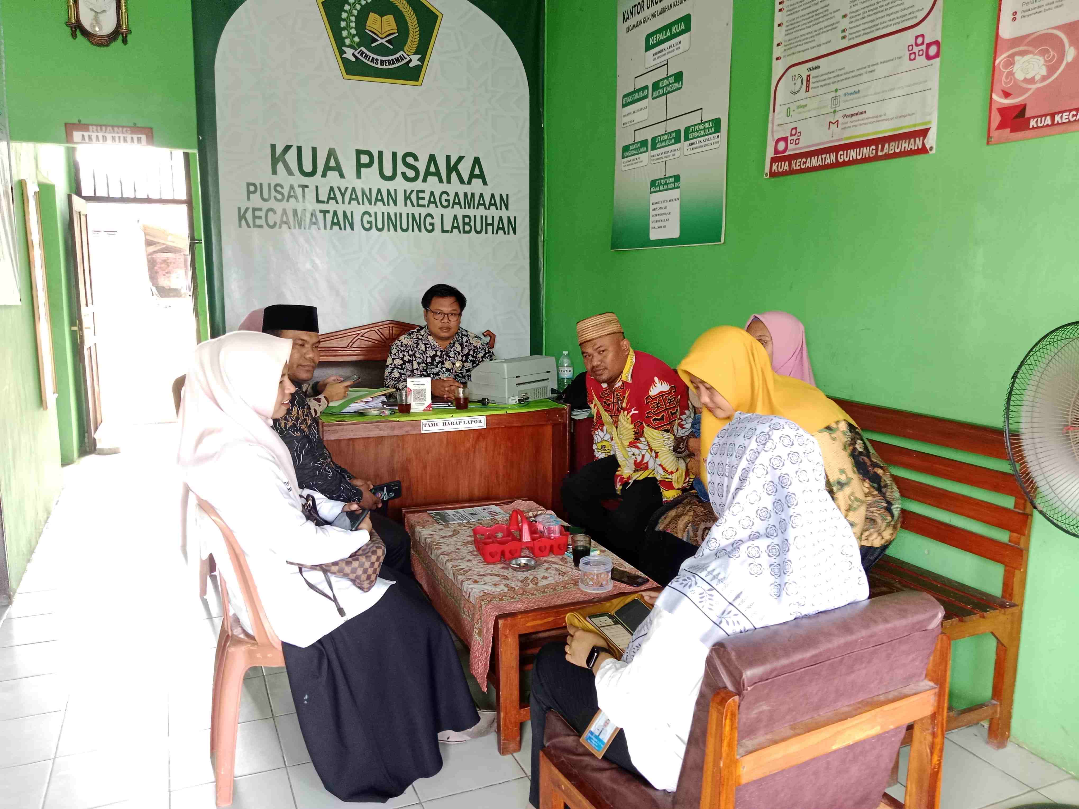 Penyuluh Agama Islam dan Penyuluh KB Bersinergi Beri Pembinaan Calon Pengantin di KUA Gunung Labuhan