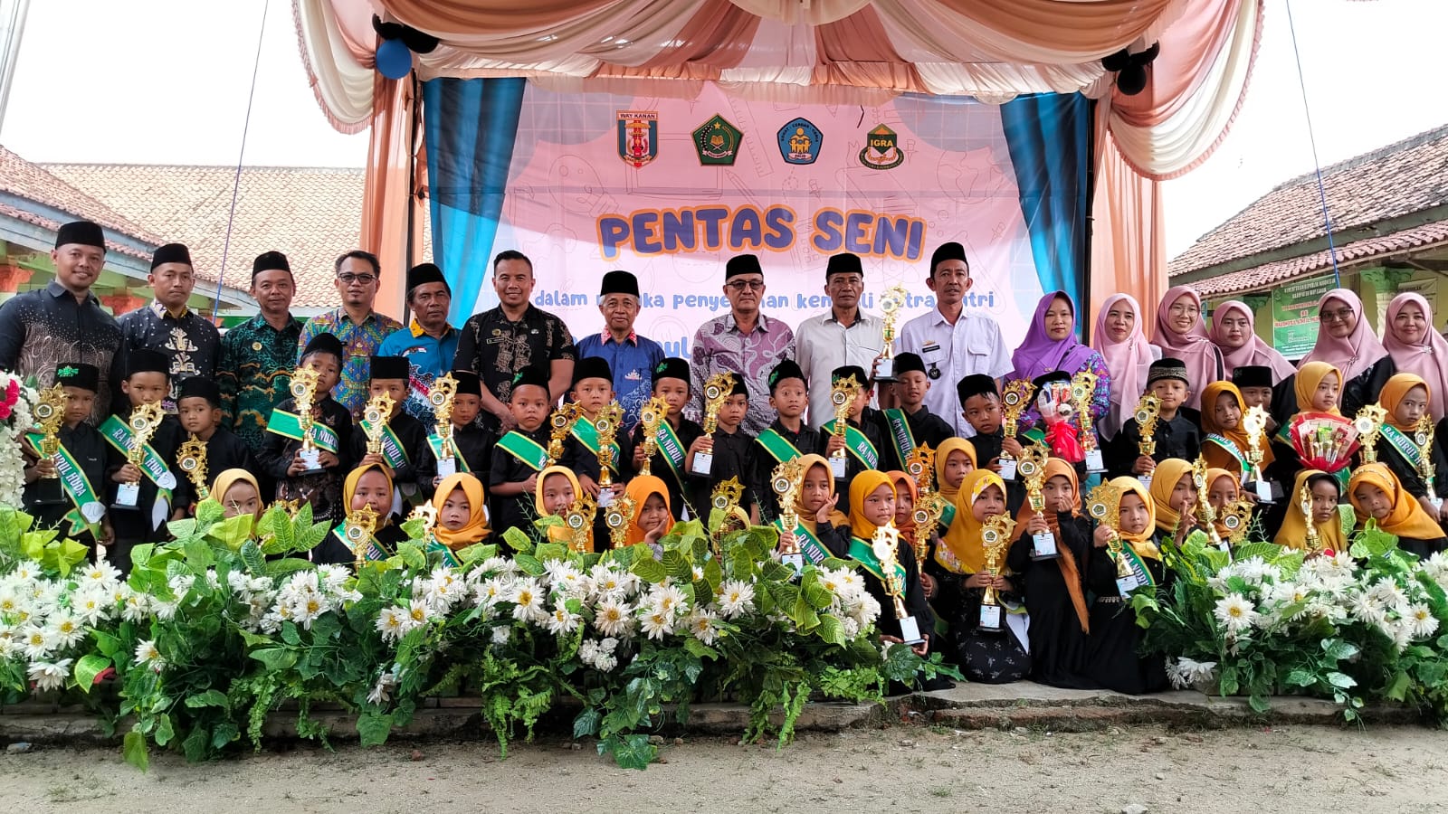Kepala MTsN 2 Way Kanan Hadiri Pentas Seni dan Penyerahan Kembali Siswa RA Nurul Huda Tegal Mukti