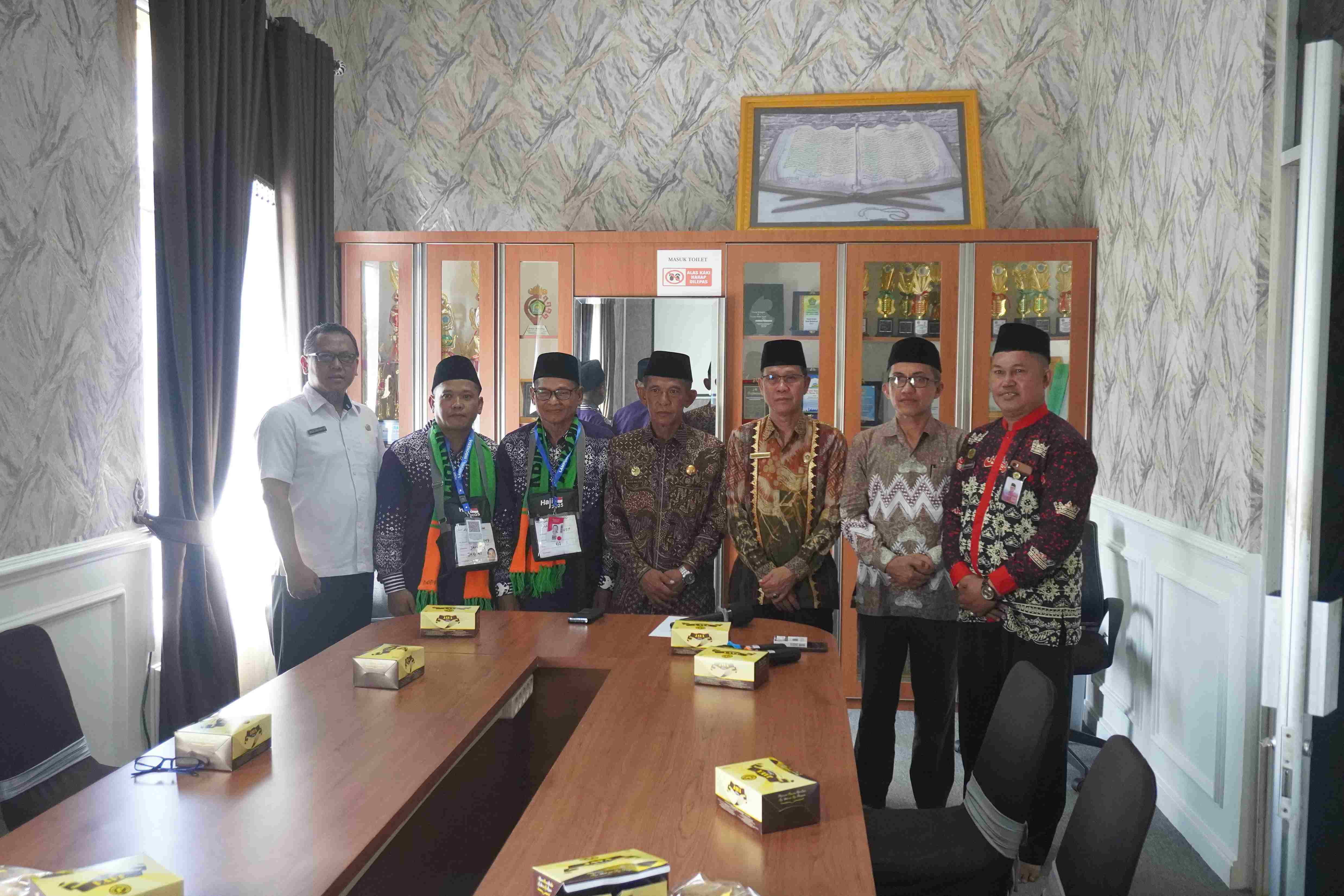 Ka. Kemenag Pesawaran Lepas Dua Jamaah Haji Kloter 61 Asal Pesawaran