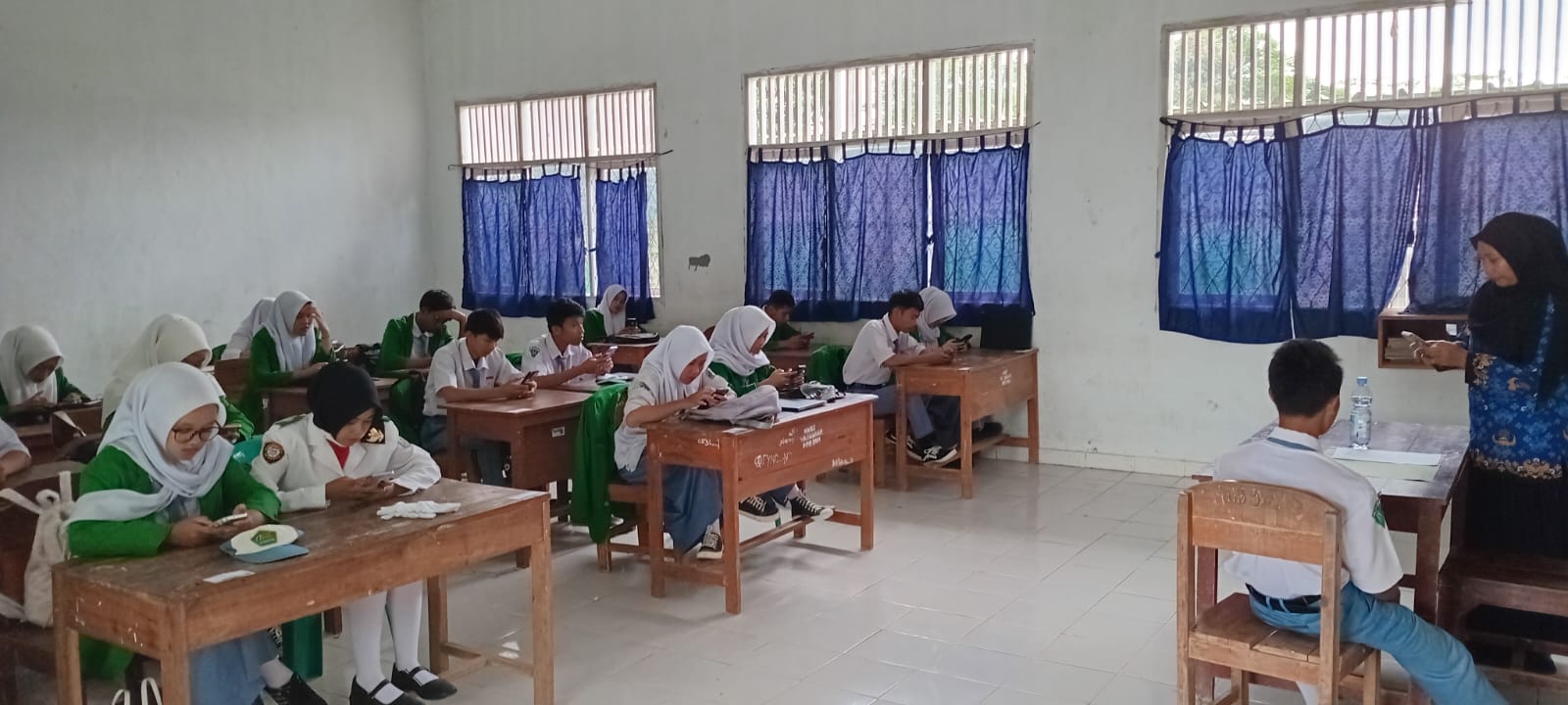 Evaluasi Akademik Melalui Penilaian Akhir Semester: Tinjauan Pelaksanaan Hari Pertama di MAN 1 Way Kanan