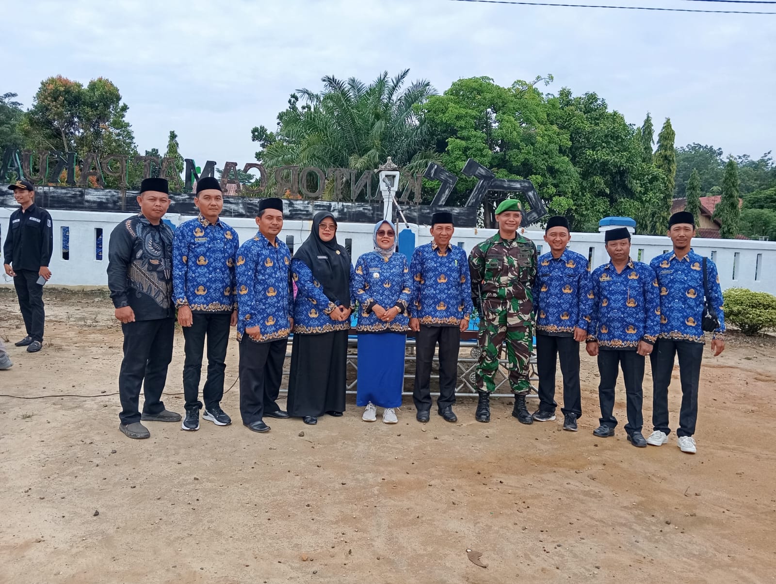 Kepala KUA dan Penyuluh Agama Islam KUA Pakuan Ratu Ikuti Upacara Hari Lahir Pancasila di Halaman Kantor Kecamatan