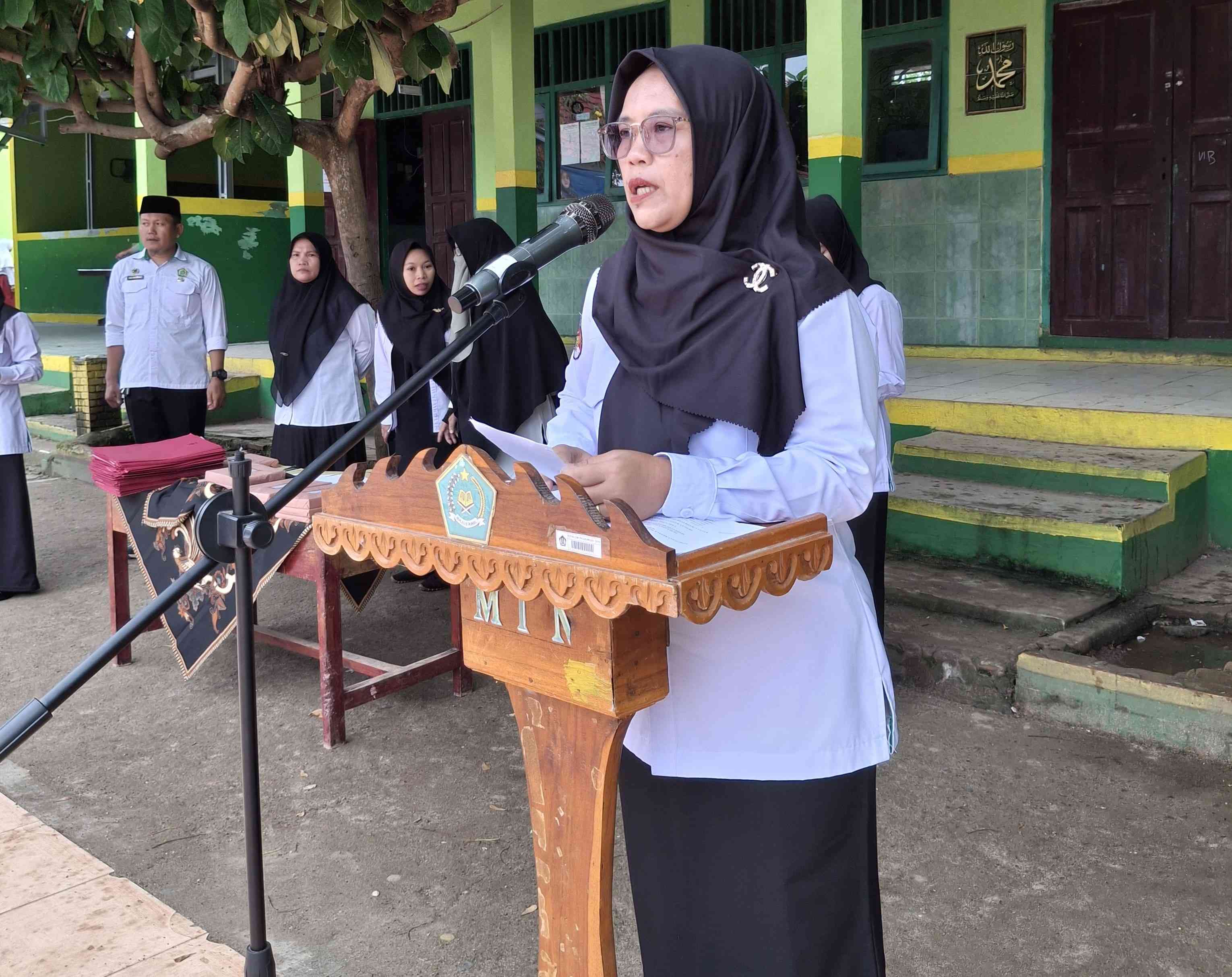 Pelepasan Siswa-Siswi MIN 1 Way Kanan; Melangkah Pasti Mengukir Prestasi untuk Meraih Mimpi