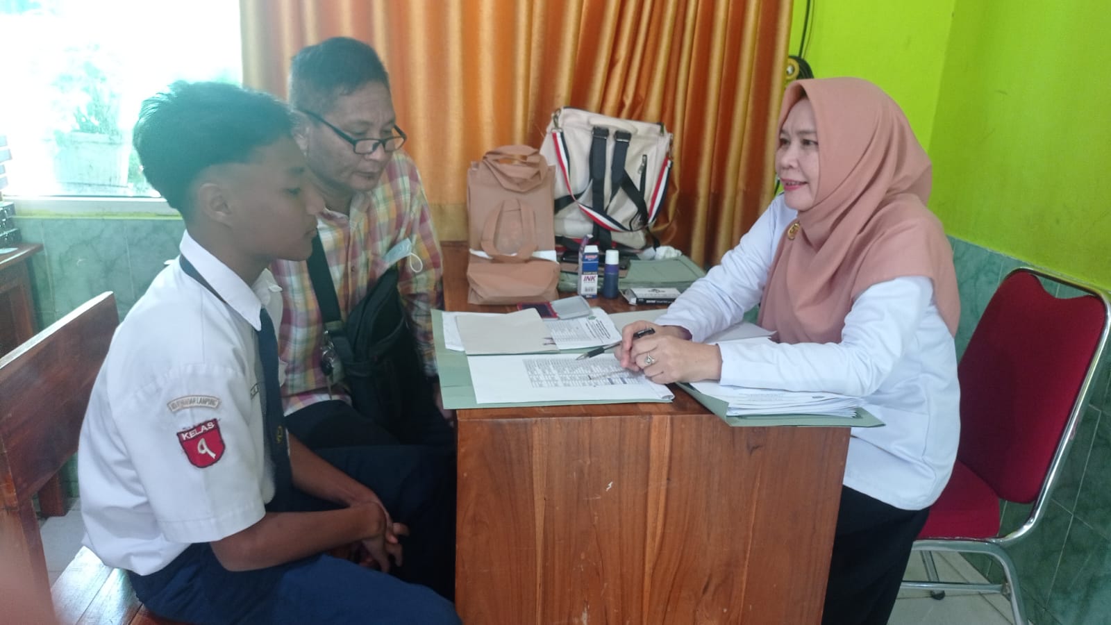 MTsN 1 Bandar Lampung Laksanakan Pembagian Rapor dan SKL Kelas IX Tahun Pelajaran 2024/2025