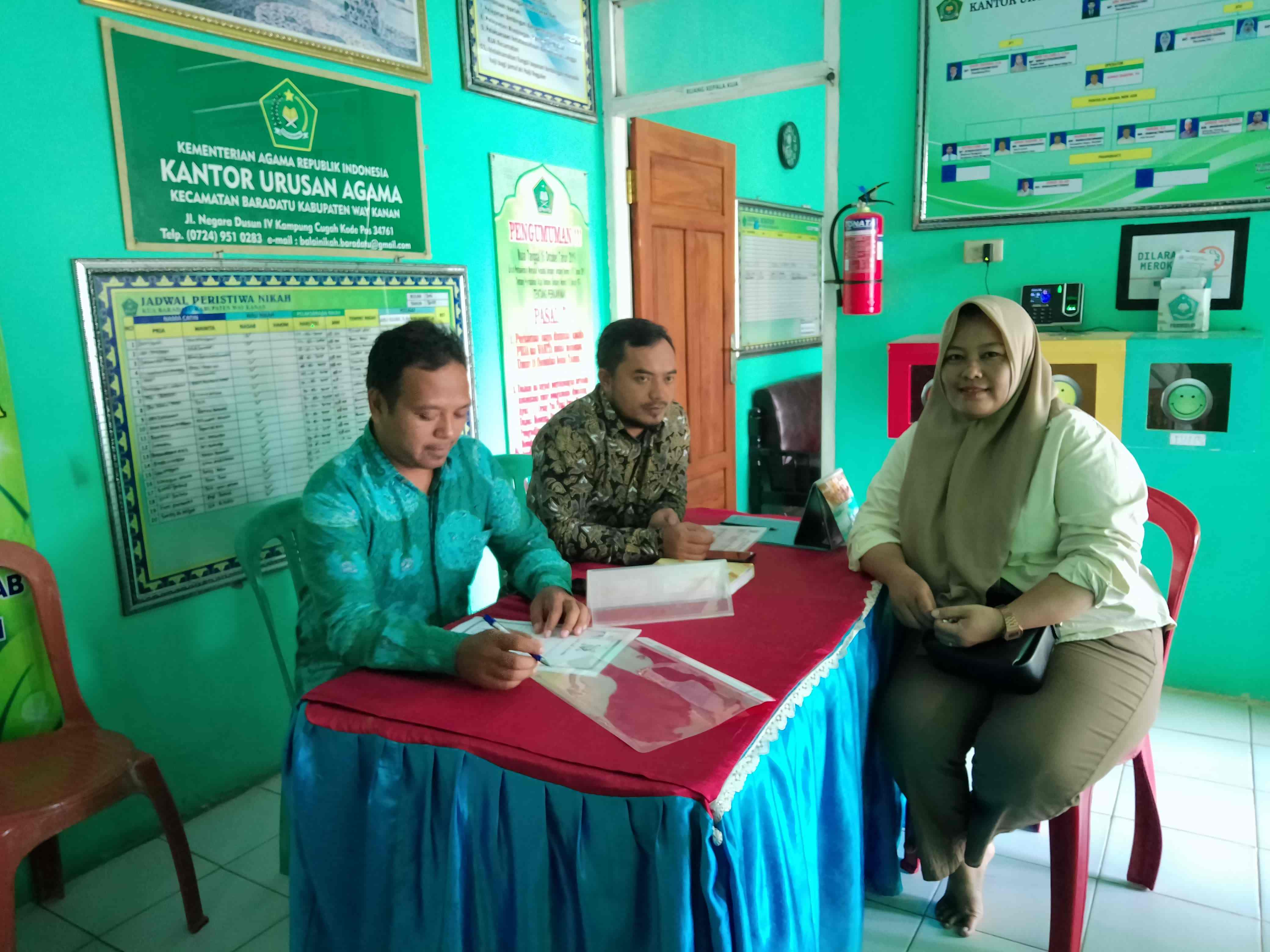 KUA Baradatu Terima Legalisir Piagam Tahfidz untuk Jalur Prestasi SMAN 1 Baradatu
