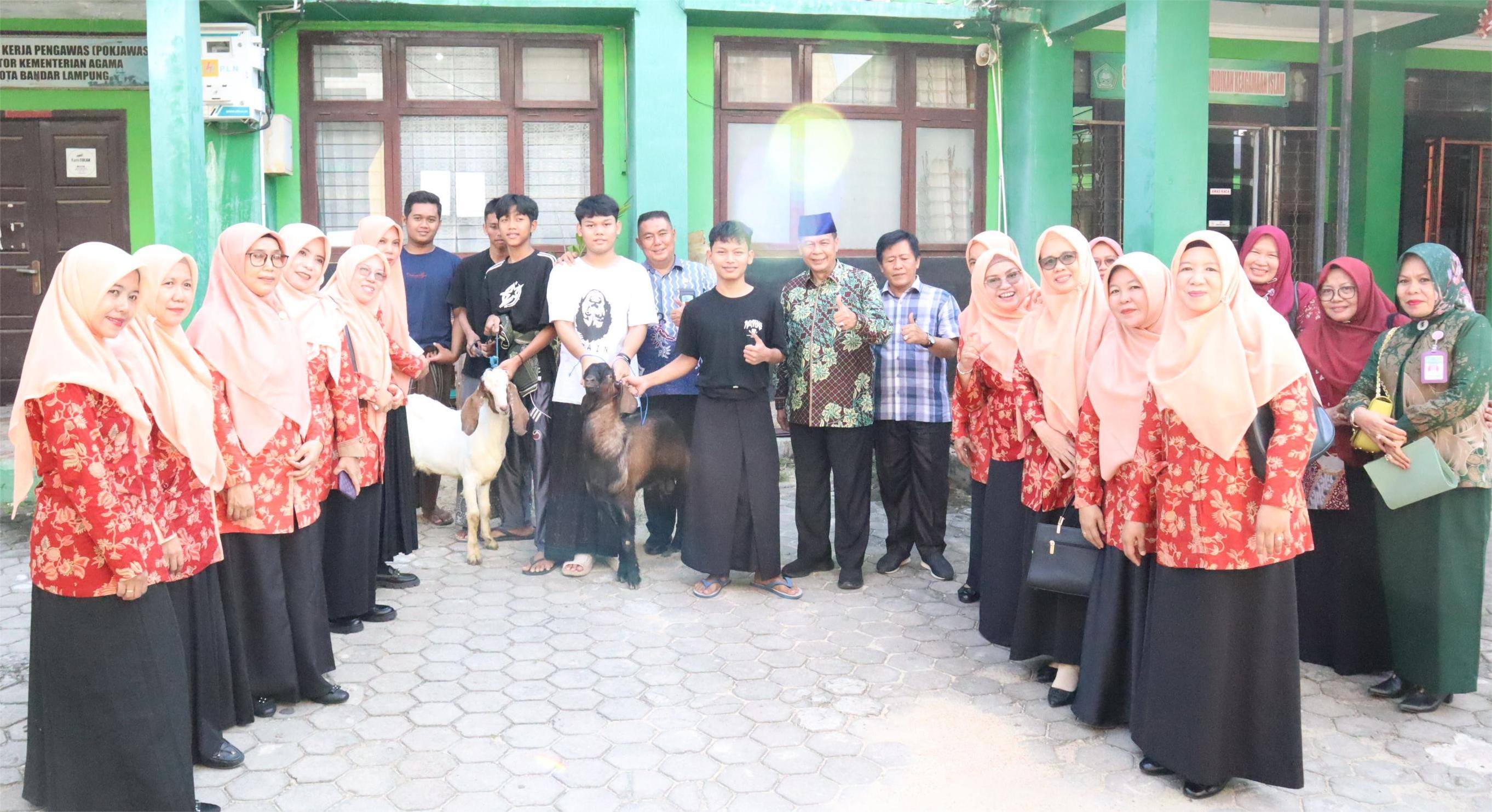 Penyerahan Hewan Kurban oleh Dharma Wanita Persatuan Kementerian Agama Kota Bandar Lampung