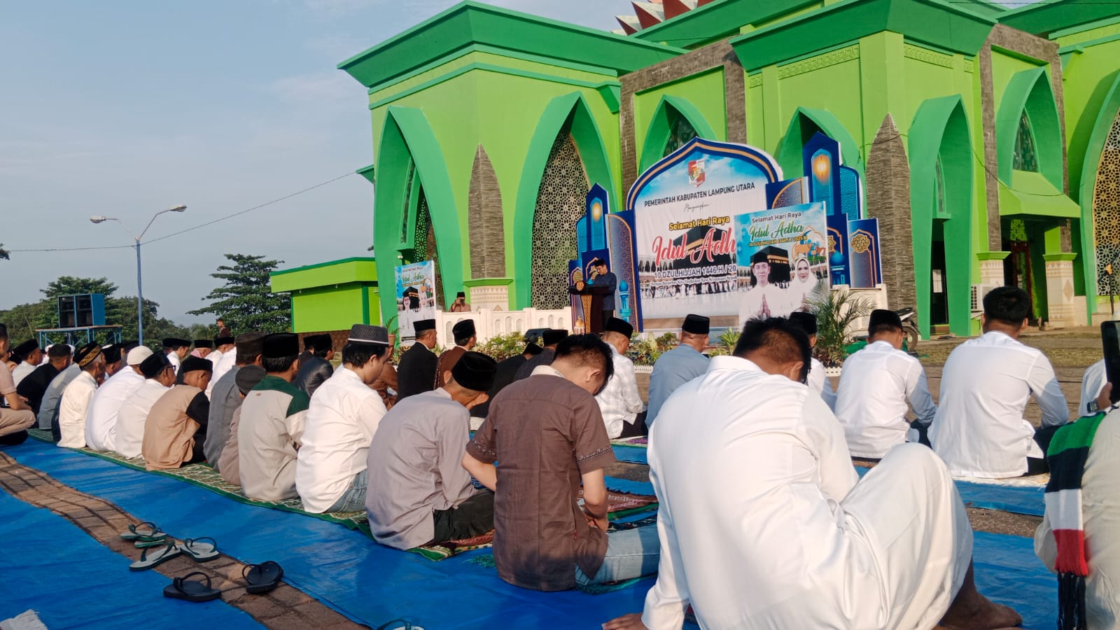 Pemkab dan Kemenag Lampung Utara Gelar Shalat Idul Adha 1446 H, Serahkan Hewan Kurban dari Presiden