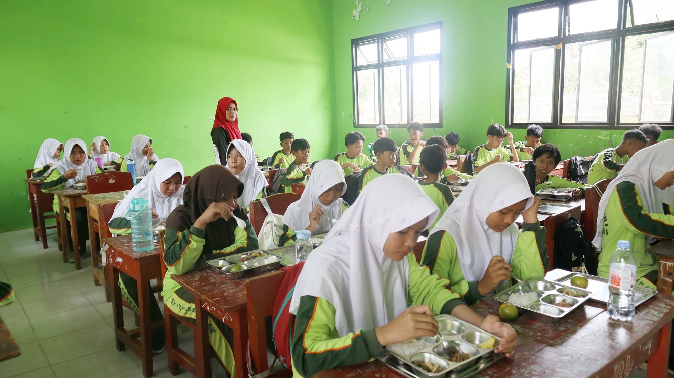 Kegiatan Makan Bergizi Gratis di MTsN 1 Pesawaran